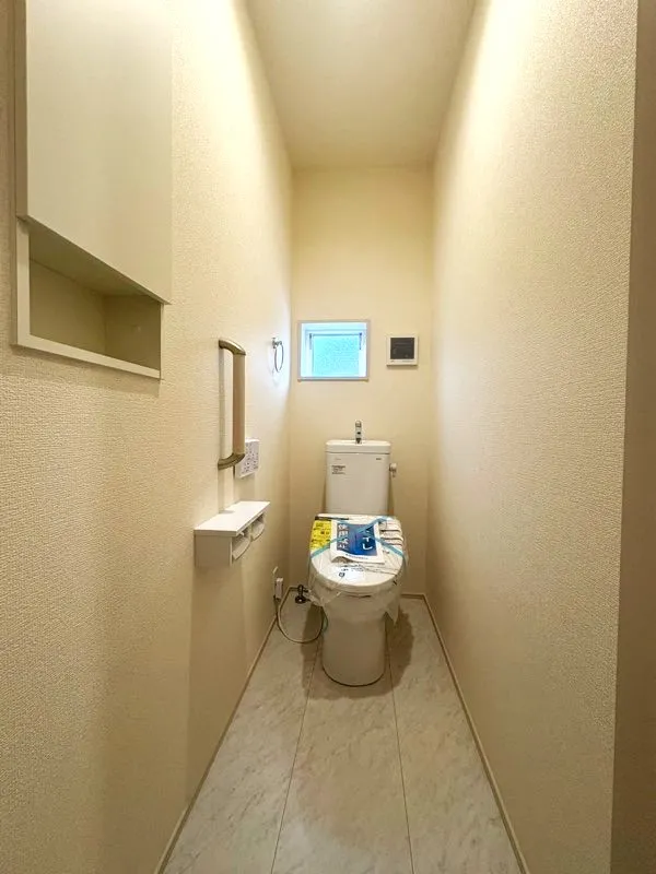 1階トイレには、壁面収納がございます!マンションにはほとんどない、窓がございますので、昼間は真っ暗にはなりません!
