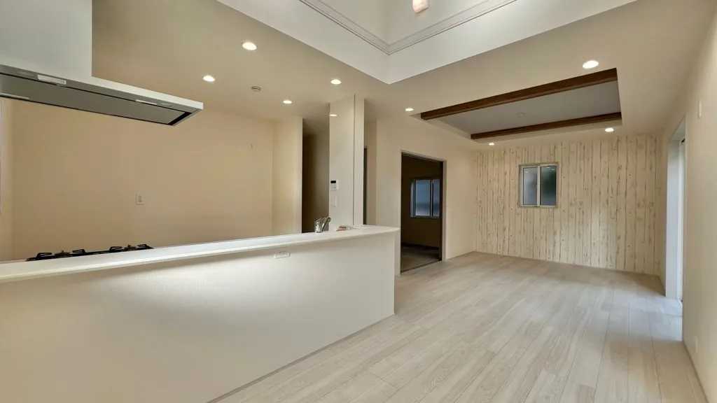 吹抜けのあるリビングは陽光が差し込み明るい空間を演出します。