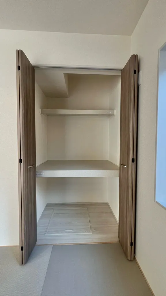 中段の枕棚は様々な用途で使用できます。