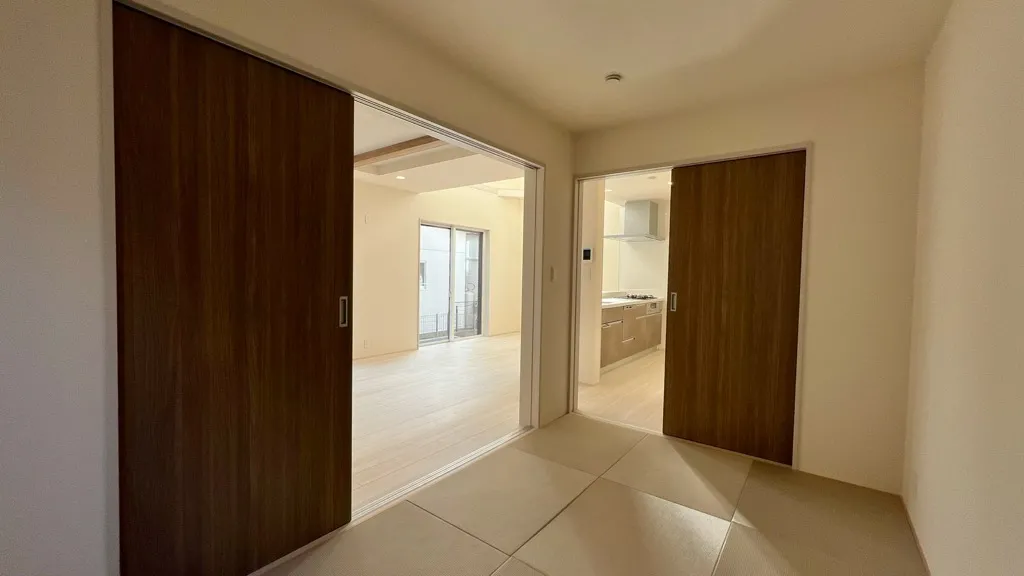 リビングに面している和室は一息するにも使用でき、客間としても使用が出来マルチに使用できます。