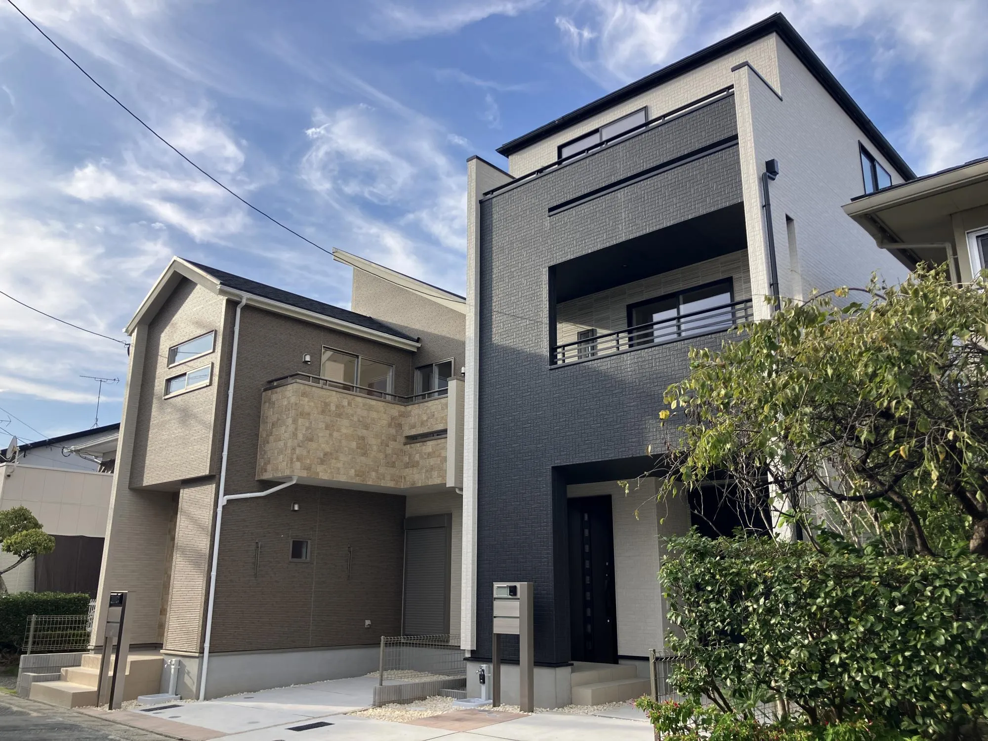 外観　左1号棟(2階建)・右2号棟(3階建)