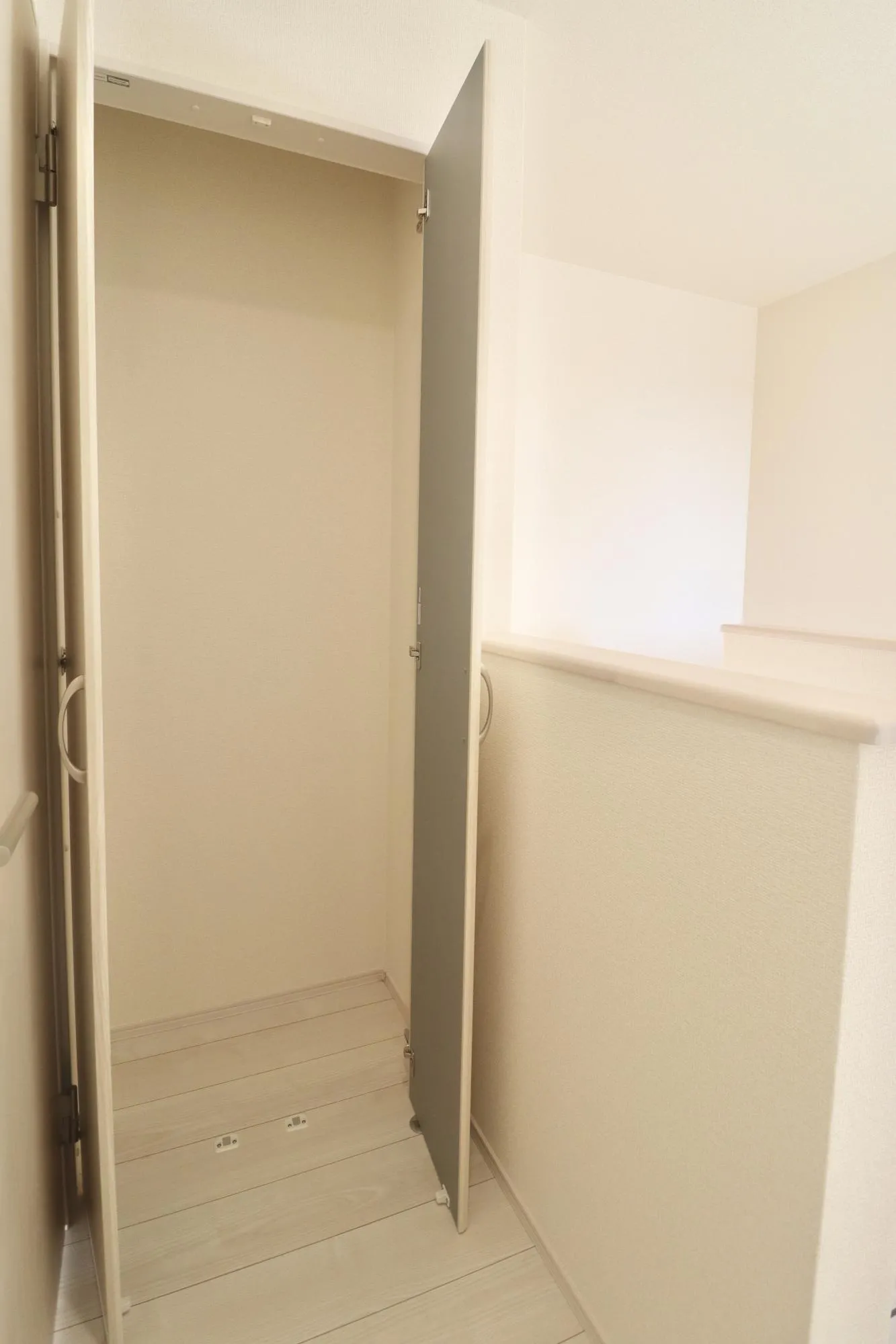 【2階廊下　収納】