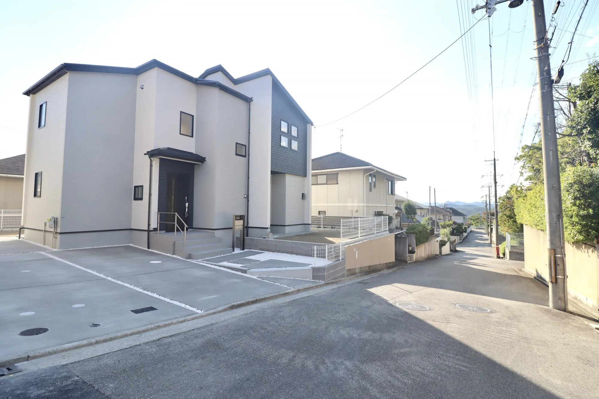 【前面道路含む現地写真】