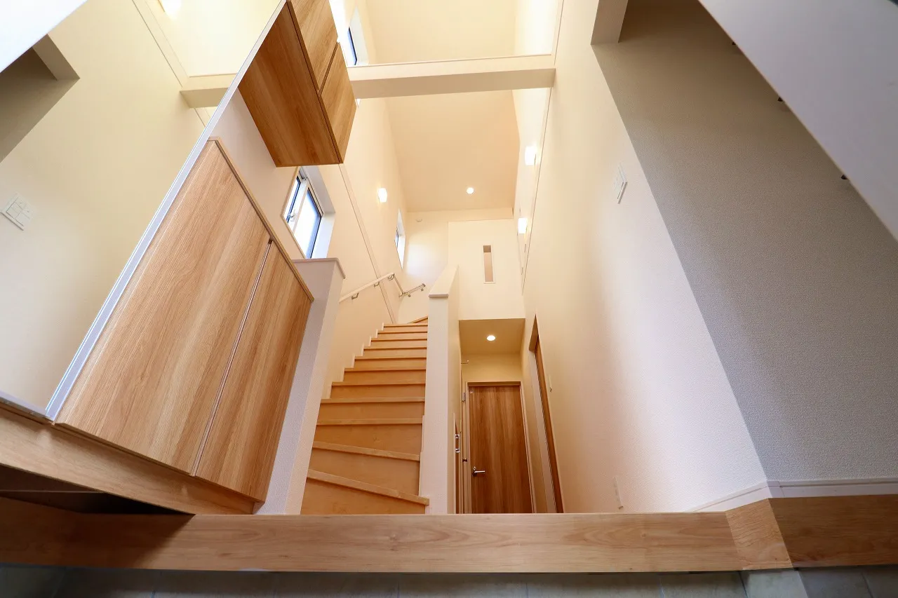 【1号棟玄関吹き抜け】
