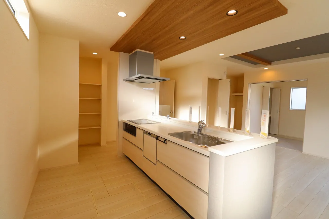 【2号棟キッチン+パントリー】