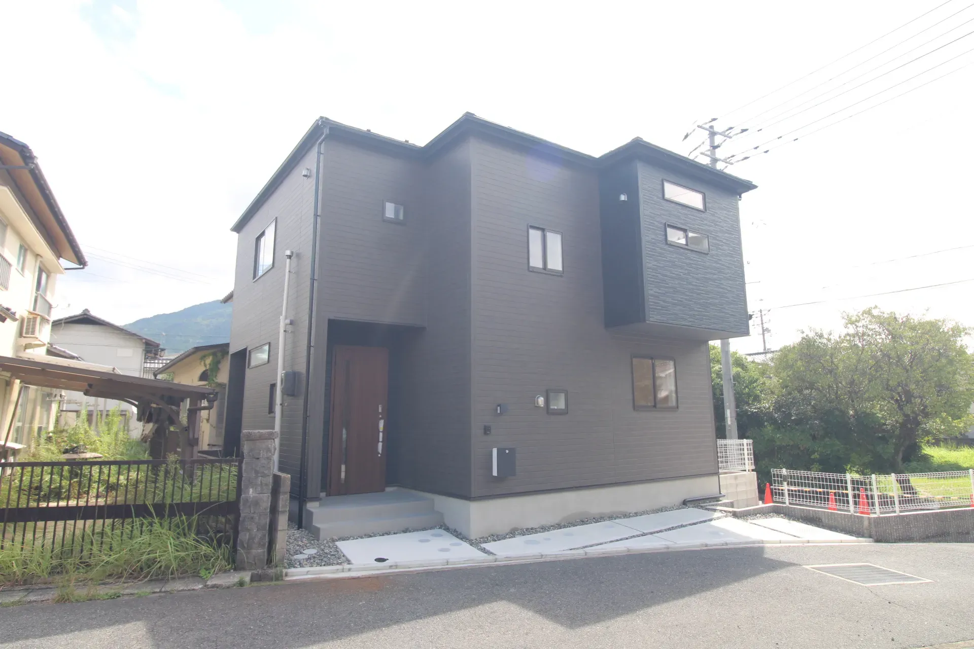 前面道路から見た外観