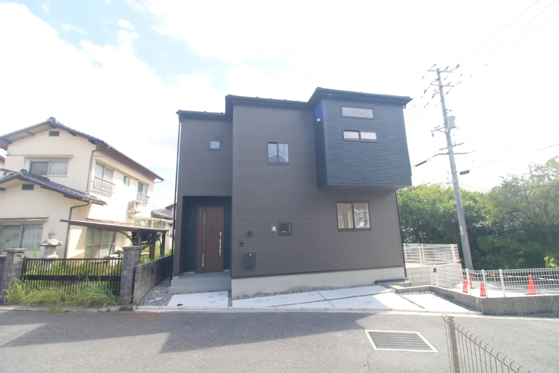 前面道路から見た外観