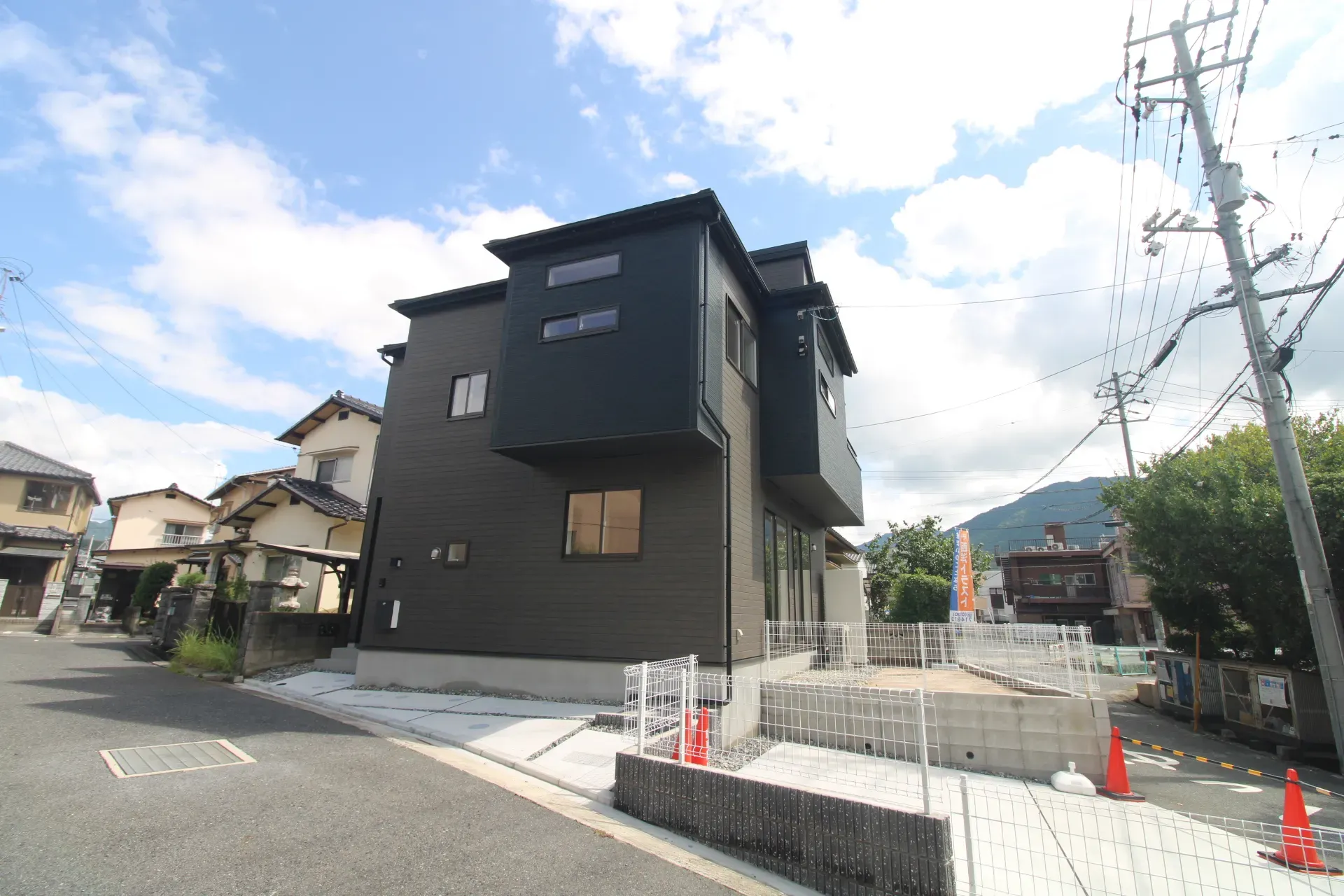 前面道路から見た外観