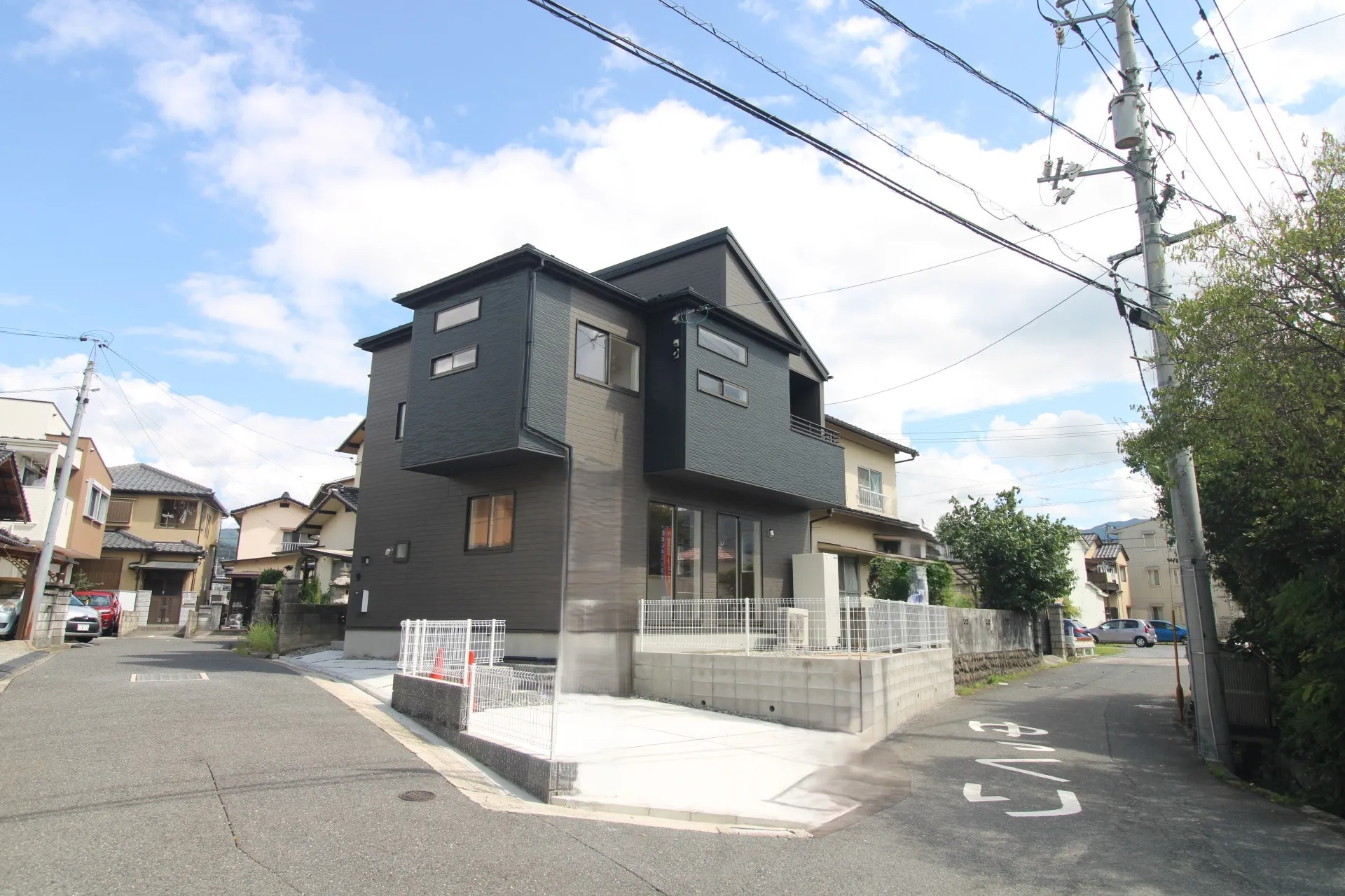 前面道路から見た外観