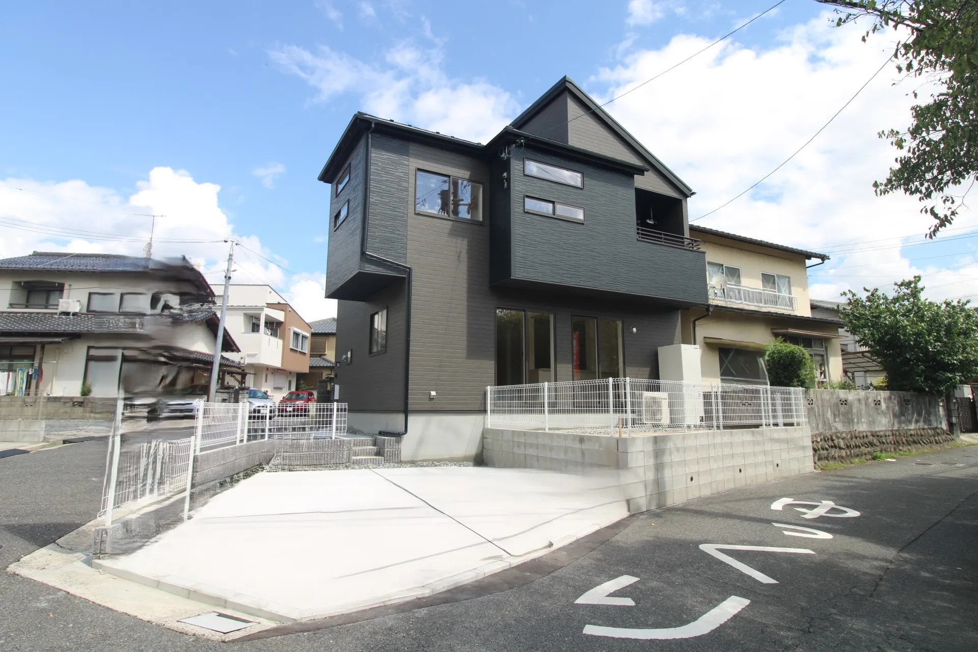 前面道路から見た外観