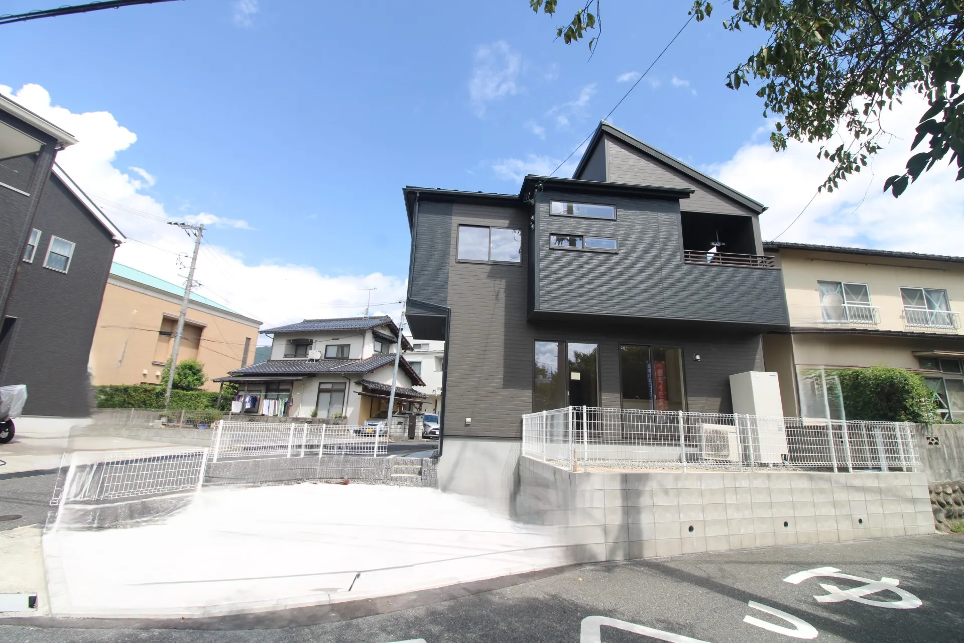 前面道路から見た外観