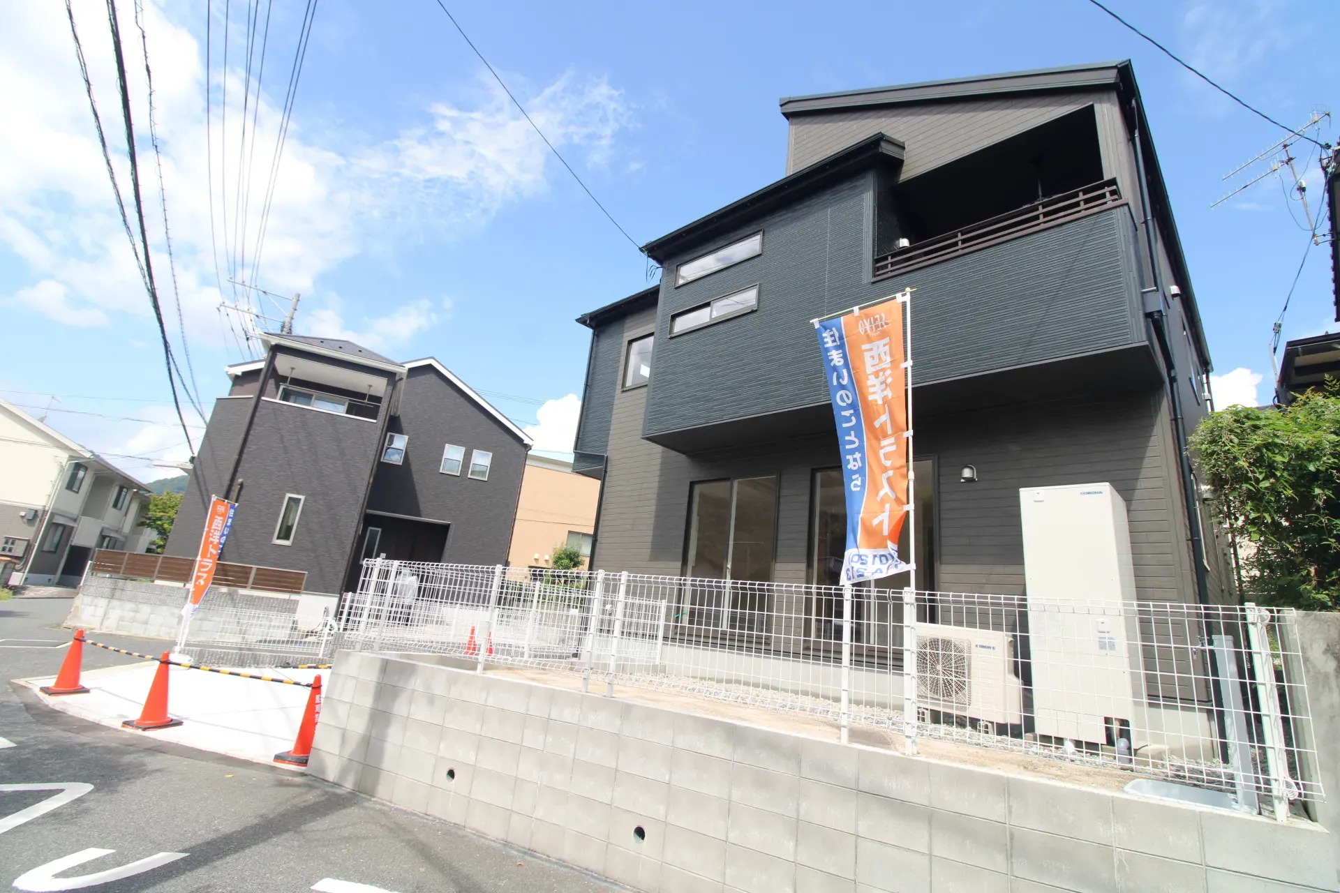 前面道路から見た外観