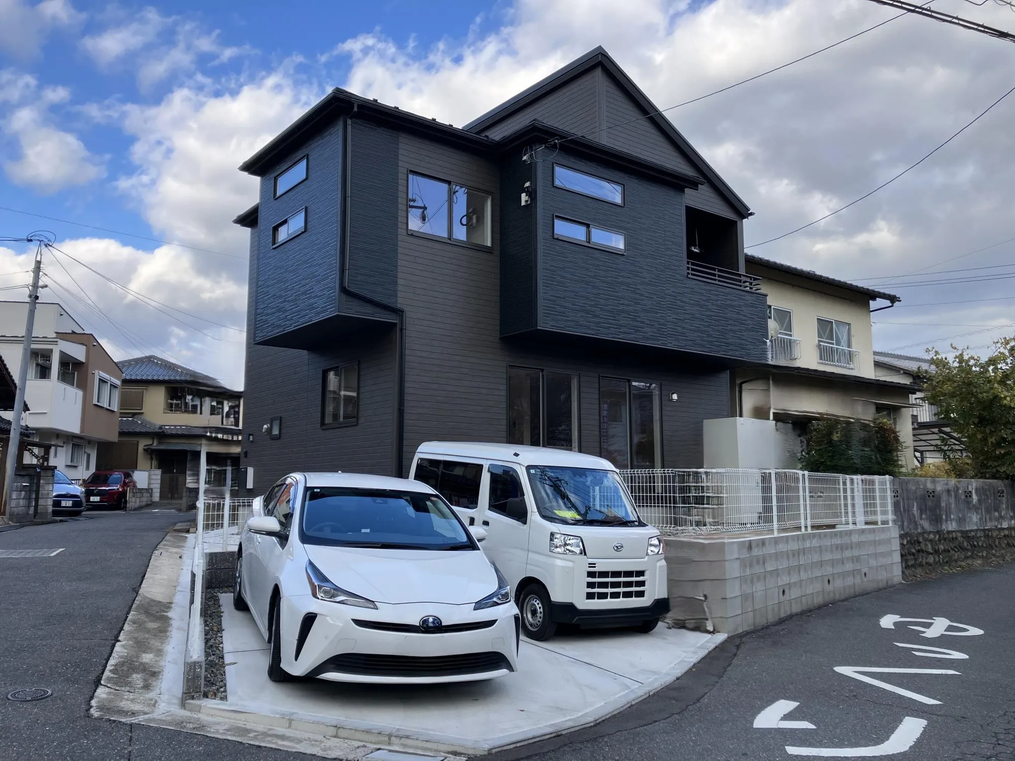 前面道路から見た外観