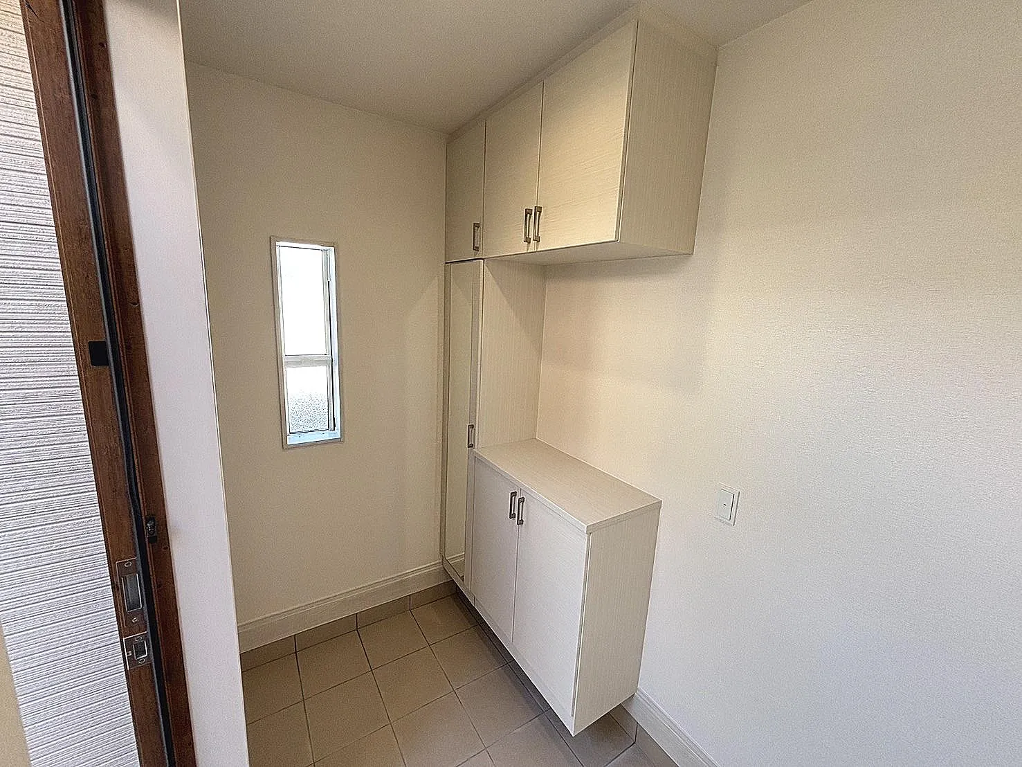 ミラー裏や下駄箱の下にも収納できるよう空間を作っています♪お子様のおもちゃや細々した備品もなくさず収納♪