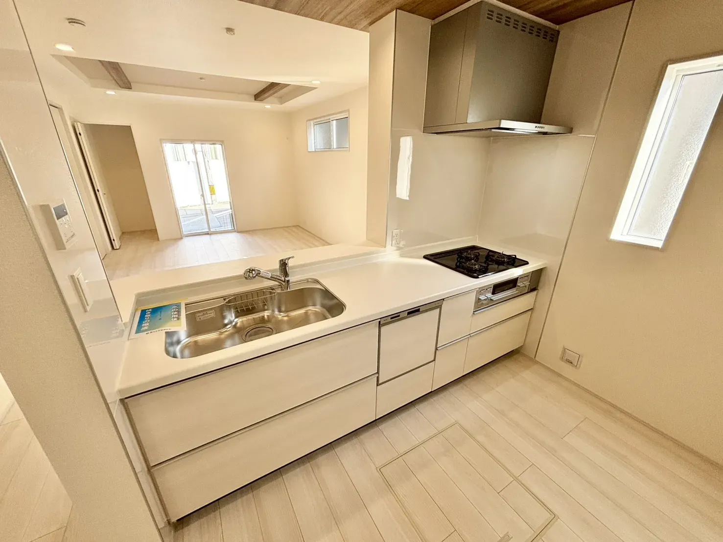 浄水器付きでいつでもおいしい水を手軽に使えます。3口コンロでお料理の効率もアップ!