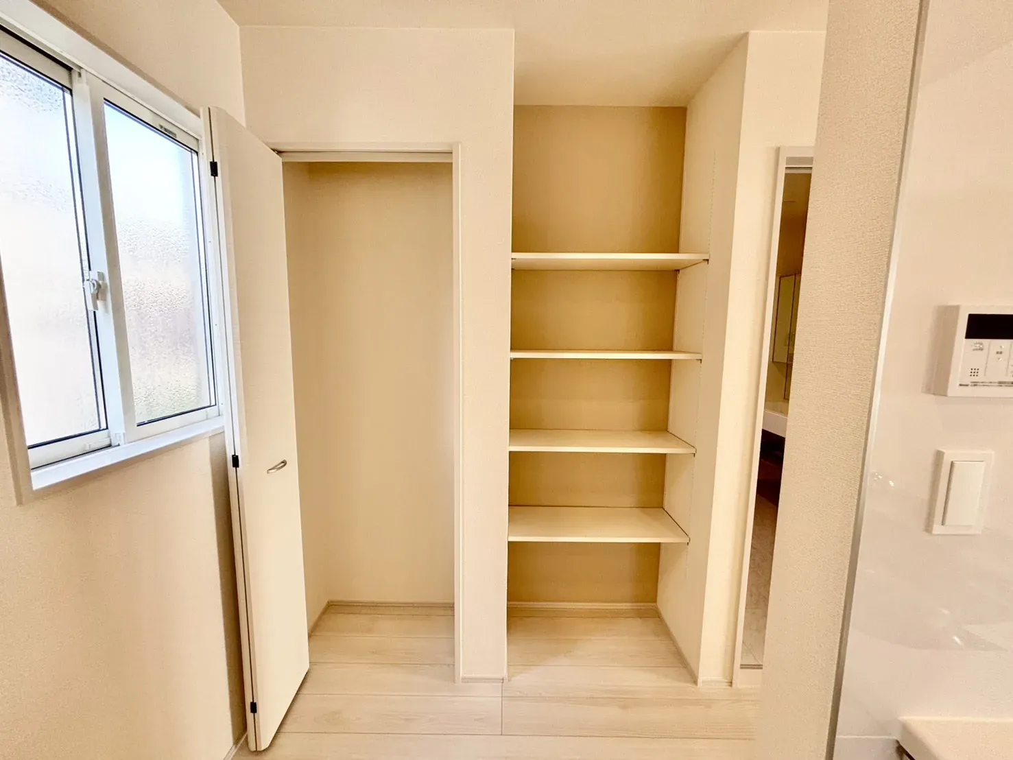 キッチン横にたっぷり収納!