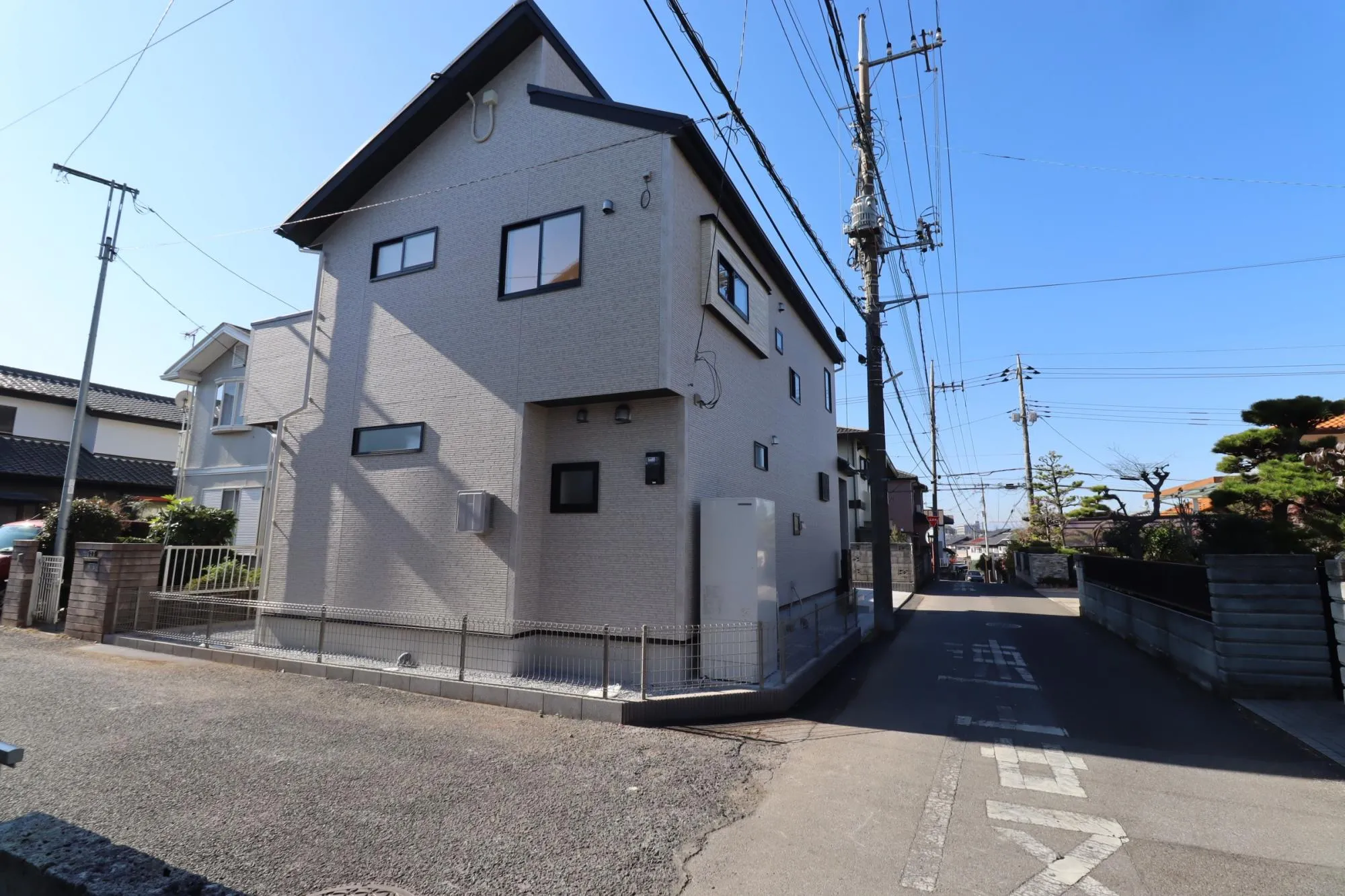 前面道路と外観