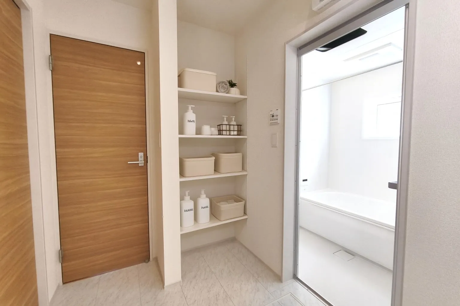 洗面所収納は可動棚で収納するものに合わせて高さが調整できます。※小物はCGで加工しています。