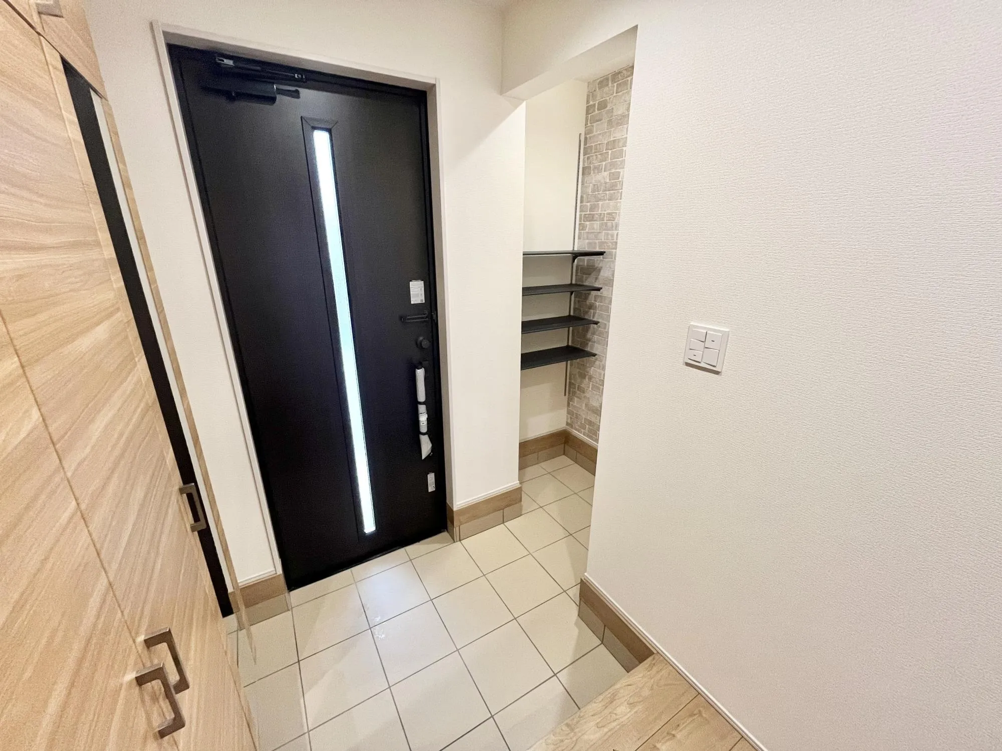 ミラー付き玄関収納+SIC。外遊びグッズやベビーカーもすっきり収まります。アクセントクロスで壁が際立ち、おしゃれ度UP【1号棟】