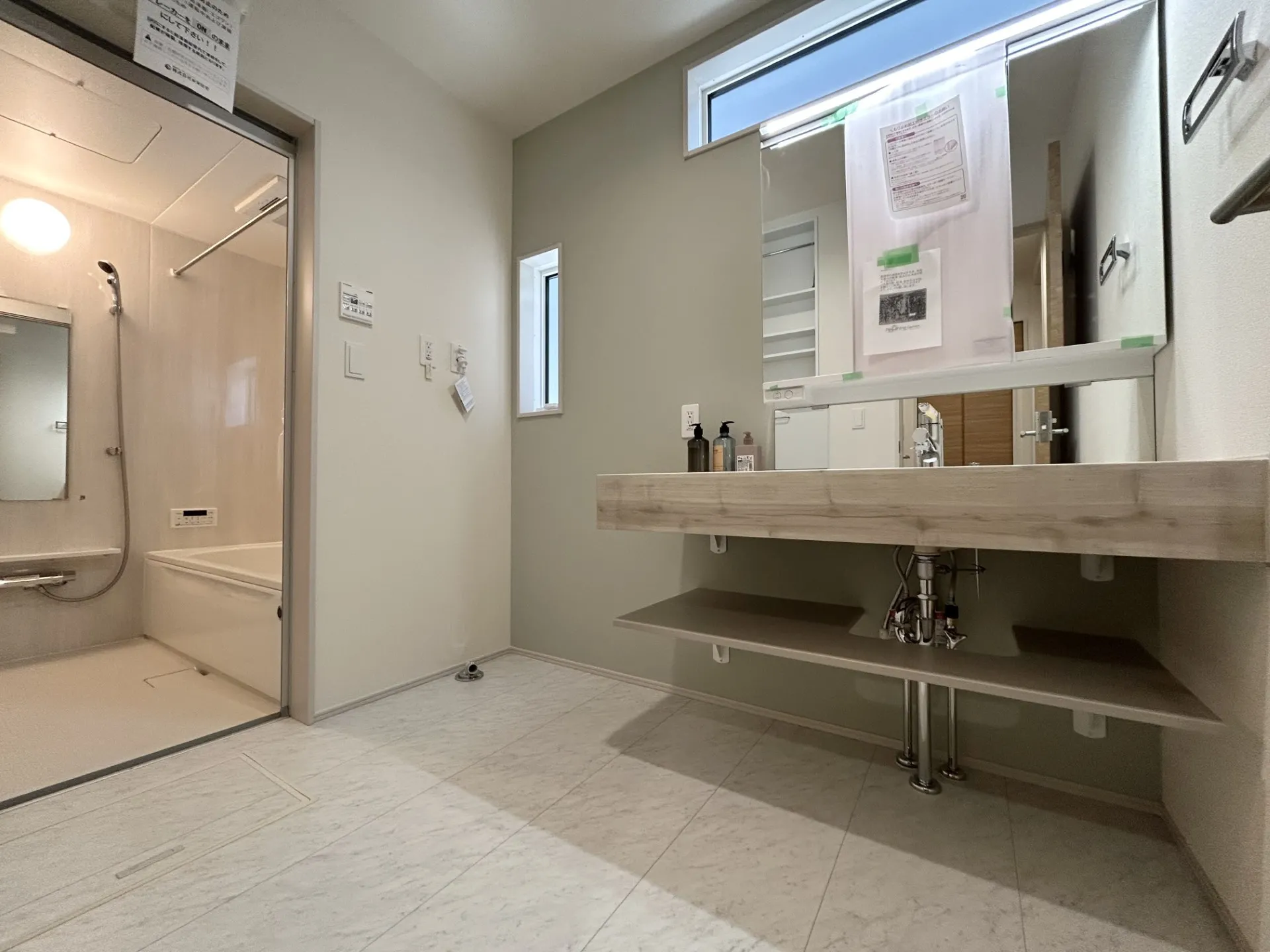 清潔感を保ちやすいフルフラットカウンターのオープンサニタリー【1号棟】