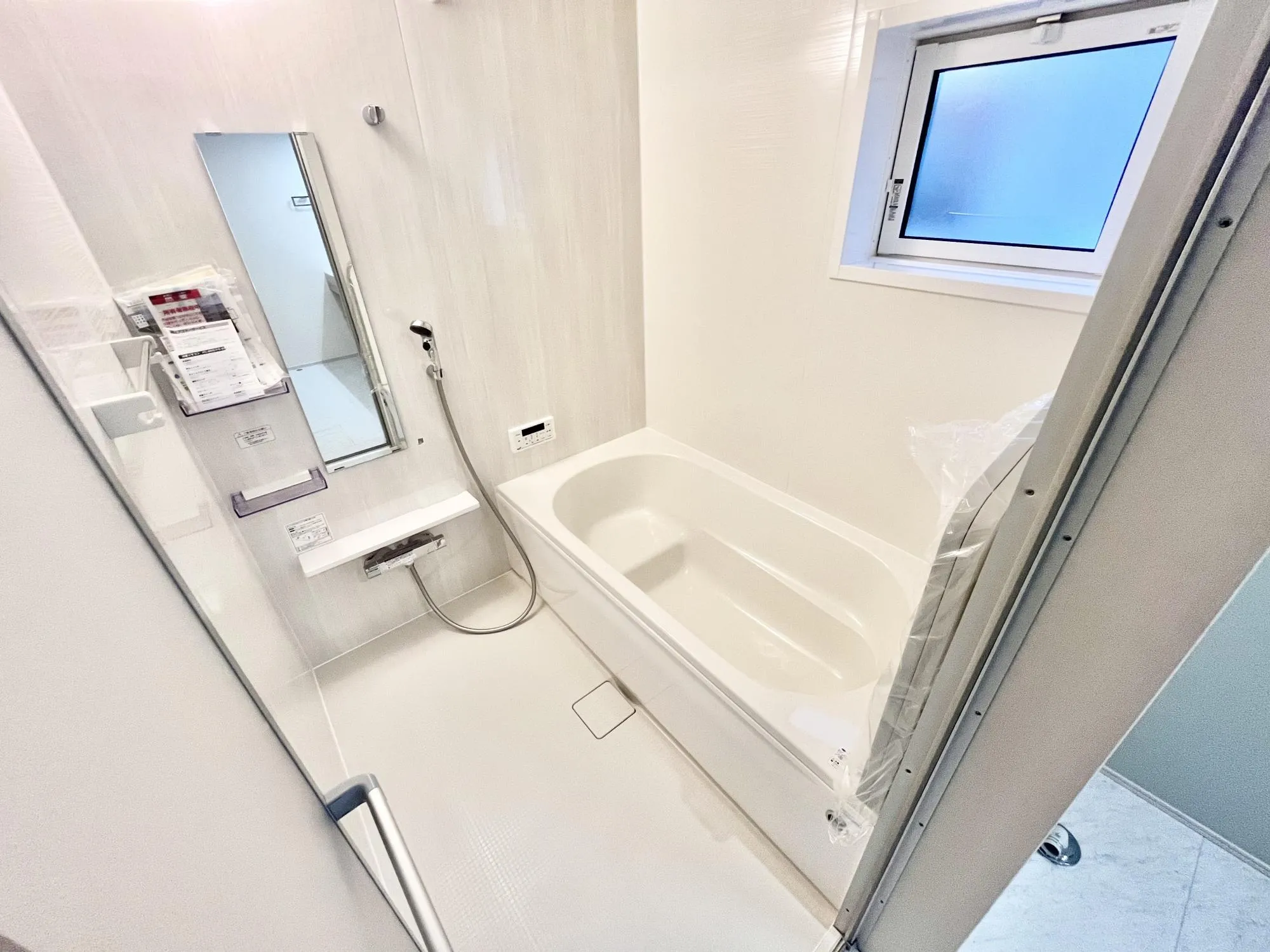 バスタブはステップ付きで半身浴や親子入浴ができます。暖房/涼風で年中快適な浴室乾燥機装備。【1号棟】