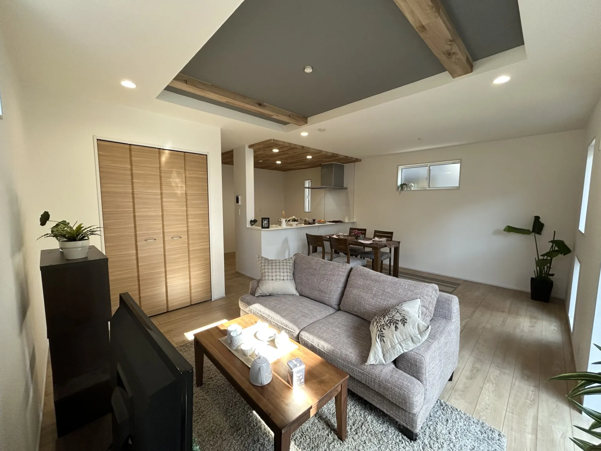 広々リビング+収納/お子様が小さいうちは、子供専用の収納場所に。玩具やお洋服が収納できて、空間も気持ちも整います　【1号棟】