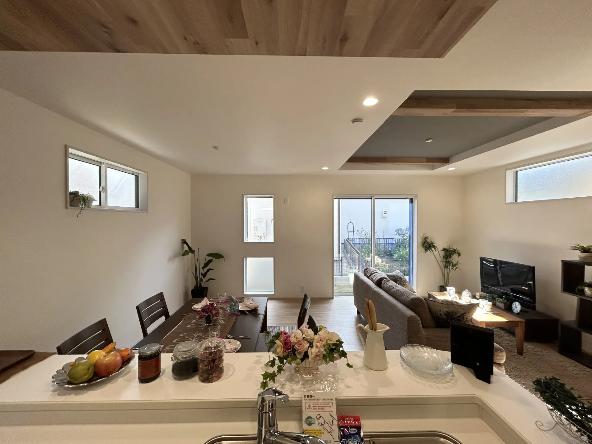 リビングには中央を凹ませた折上天井。空間に奥行きと広がりが生まれます!【1号棟】