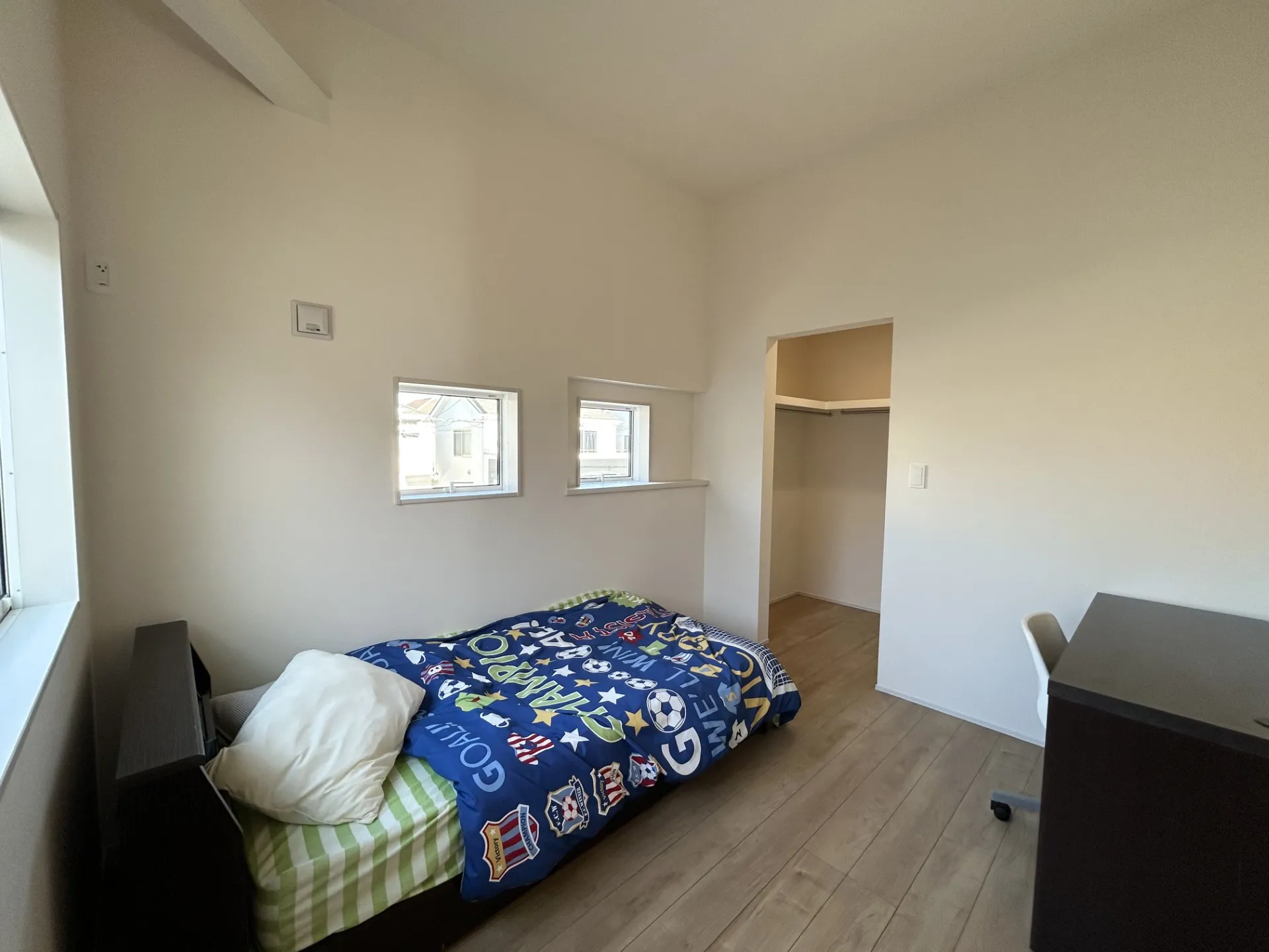 天井を屋根形状に合わせて高くすることで開放感をUPする勾配天井+WIC【1号棟】