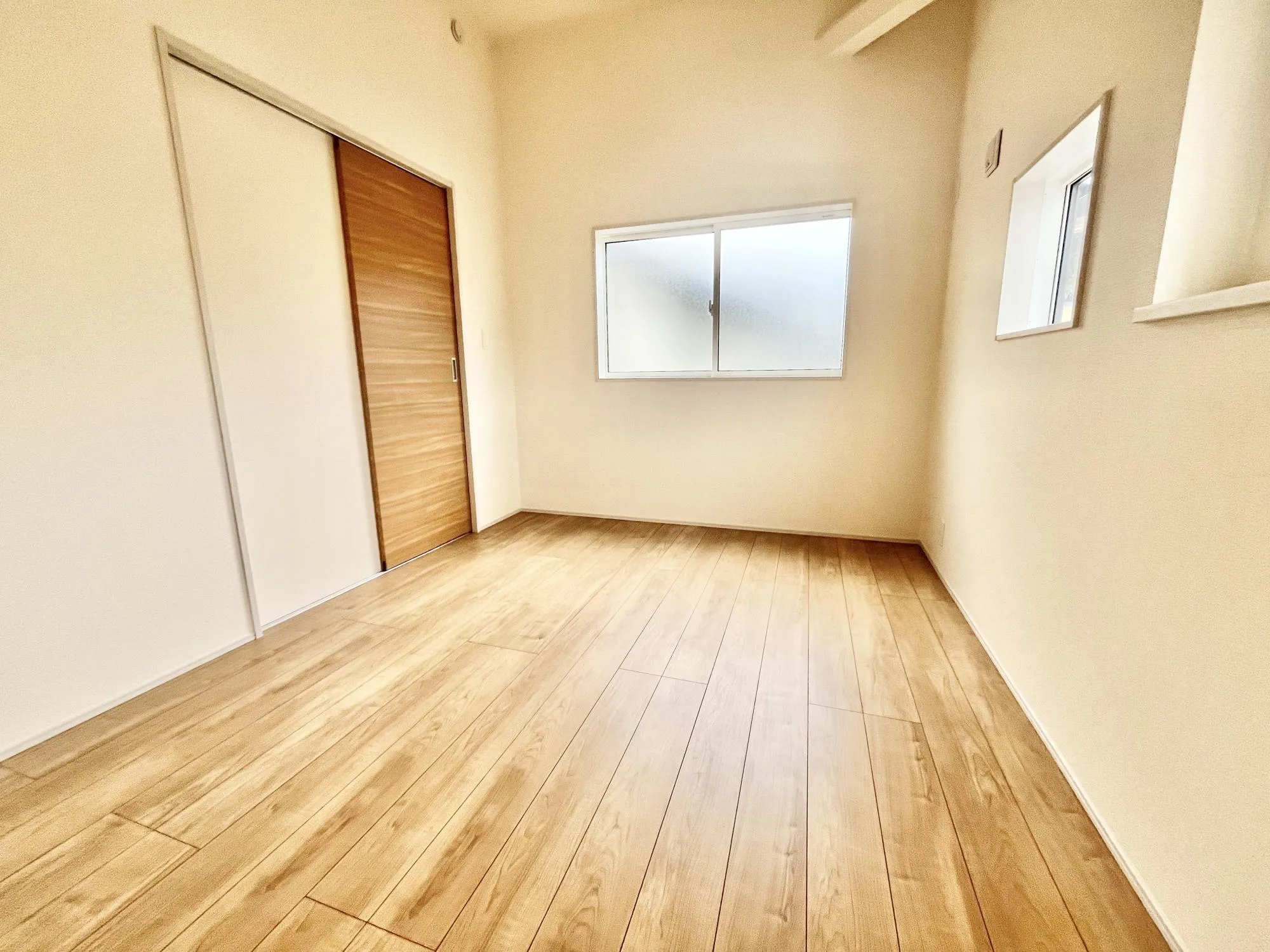 屋根形状に合わせて天井を高くした勾配天井採用の6.0帖の洋室【1号棟】