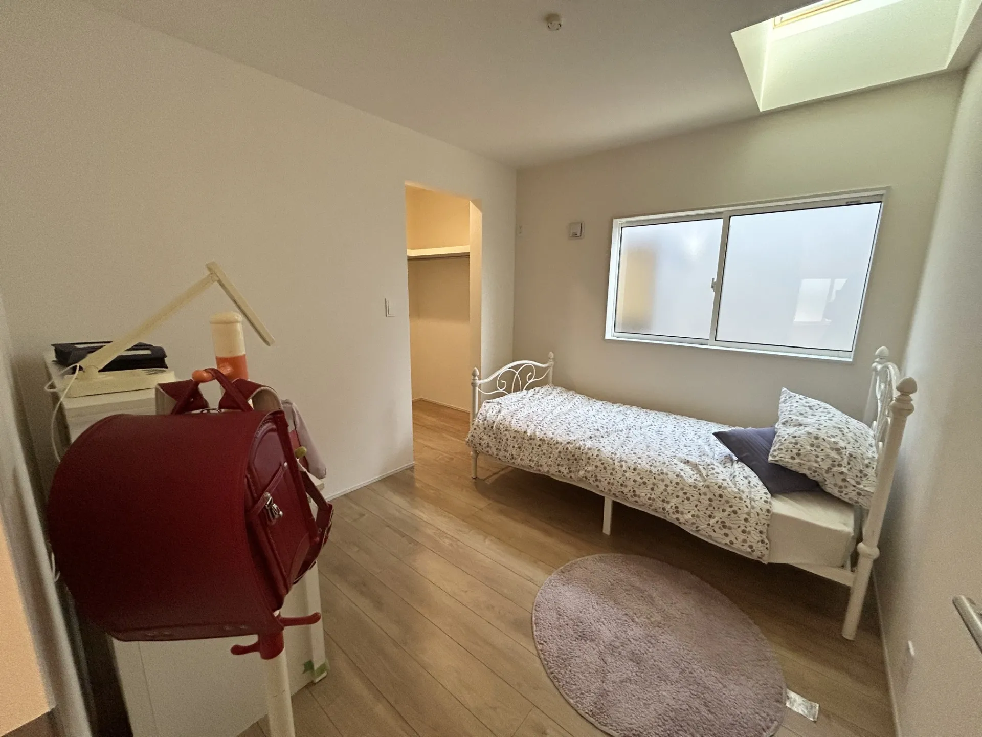 明るく広々とした開放的な空間が生まれるトップライトのある5.25帖の洋室+WIC。【1号棟】