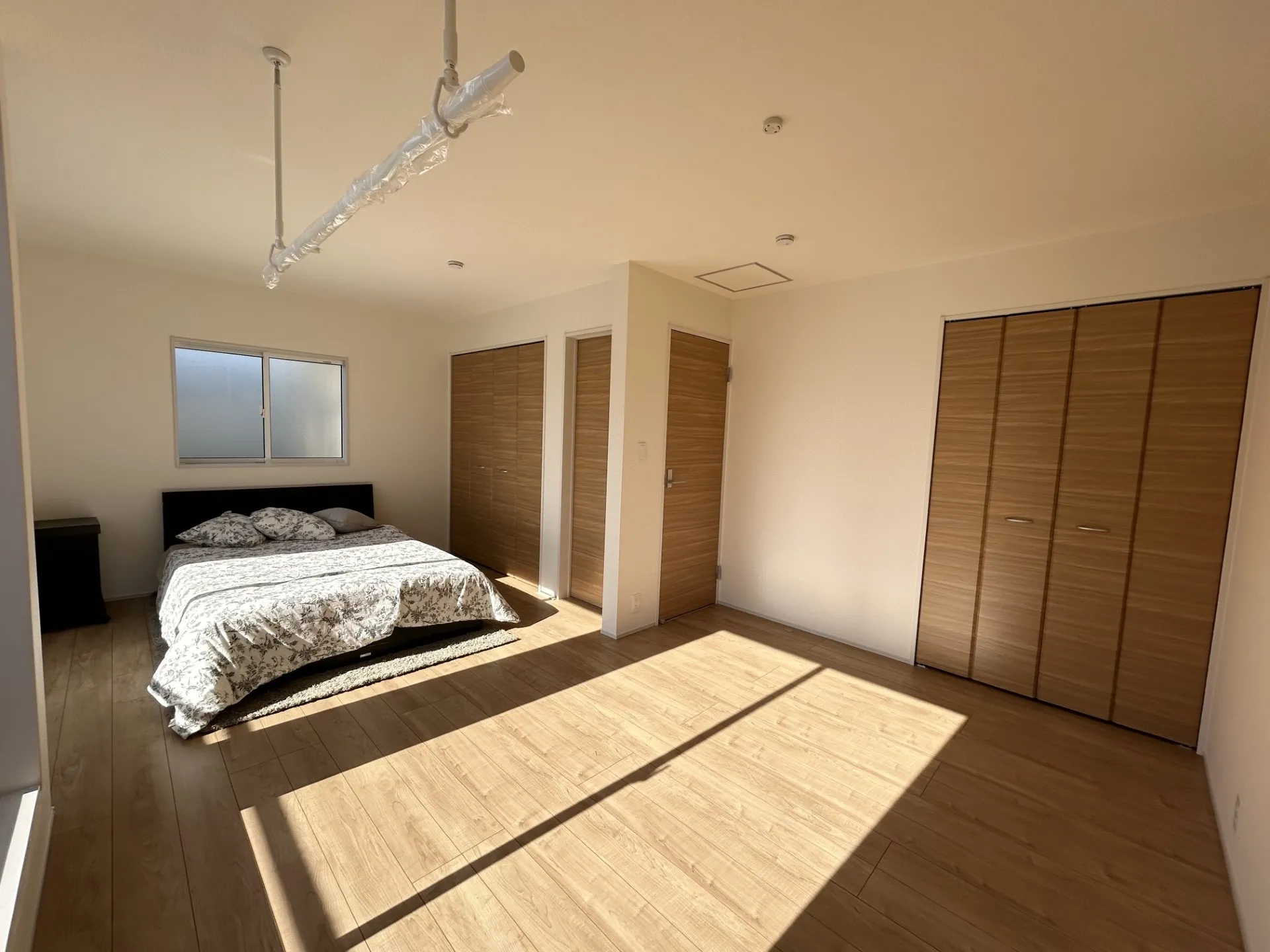 間仕切り壁を想定して2ドア・2クローゼットを配置、2部屋に対応しています(間仕切壁工事は有償となります)5.25帖+6.0帖フレキシブルルーム【1号棟】