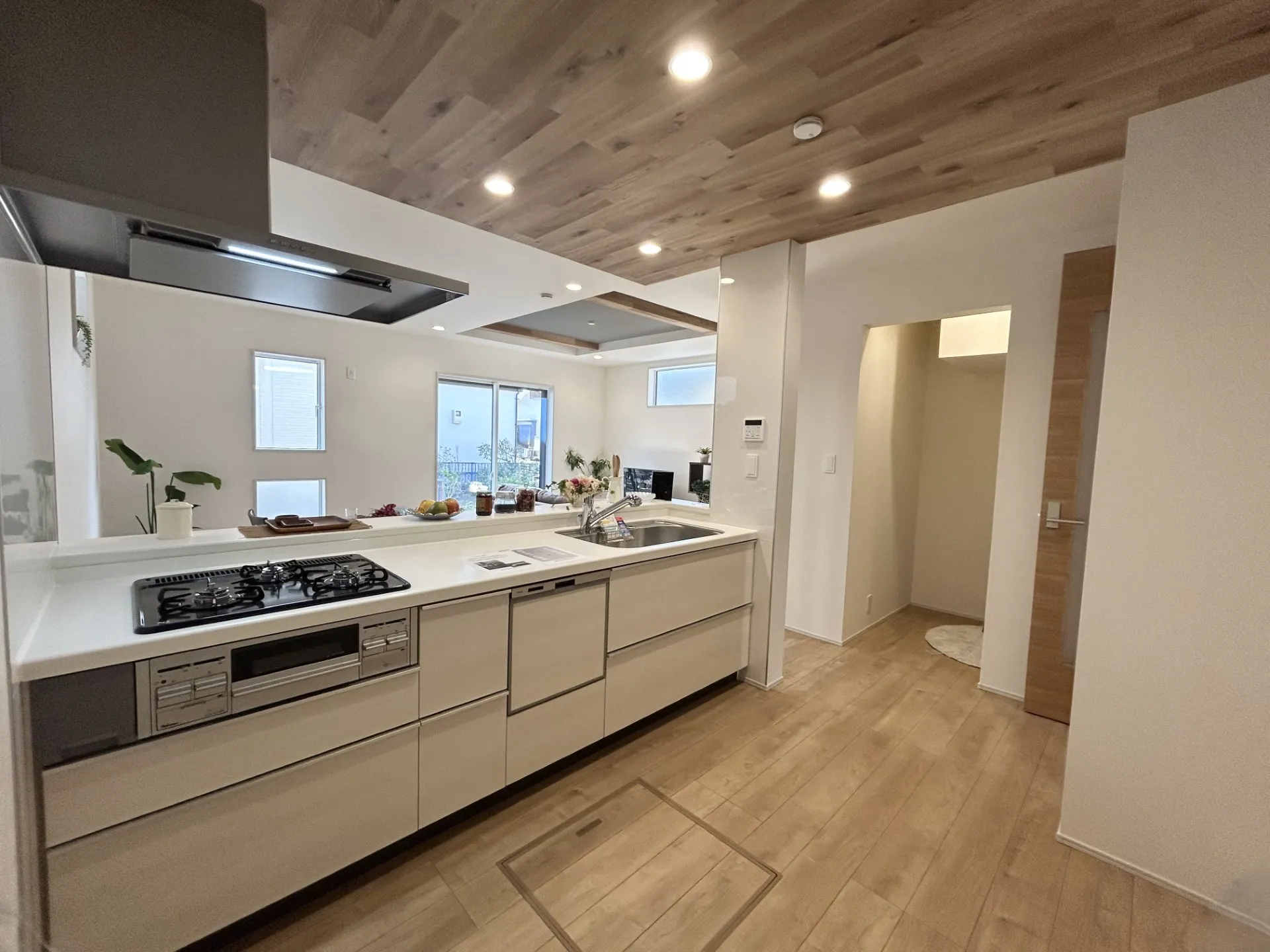 お料理をしながら会話も弾むフルオープンキッチン。笑顔が集まる理想の暮らし【1号棟】