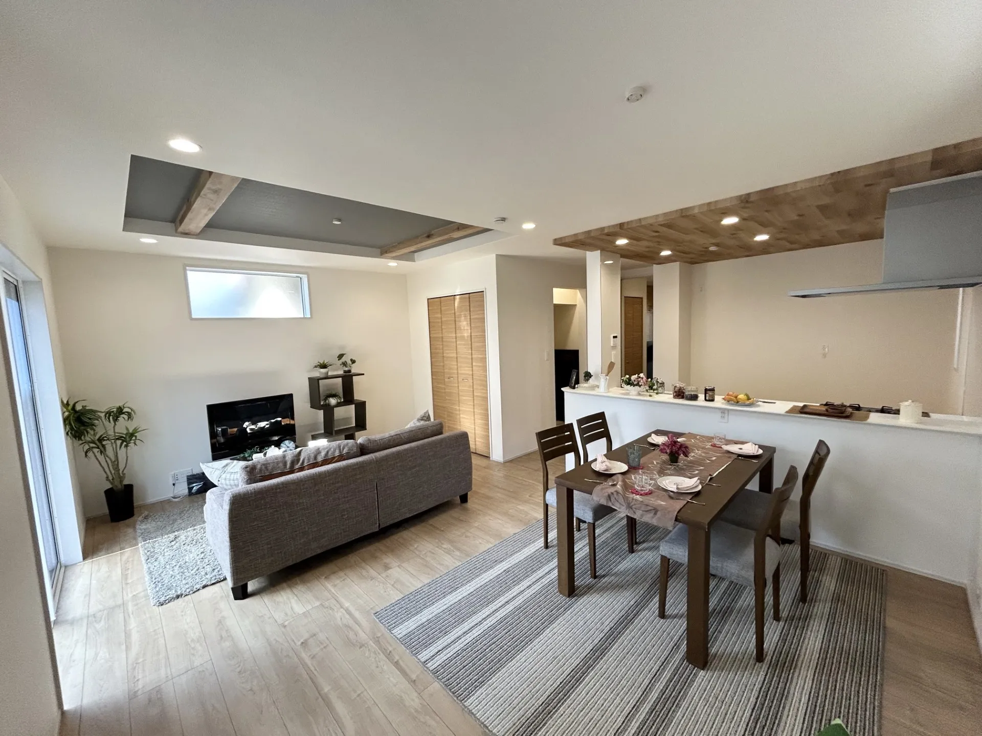 アクセントクロスと化粧梁でデザイン性をUP!18帖のゆとりのLDK【1号棟】