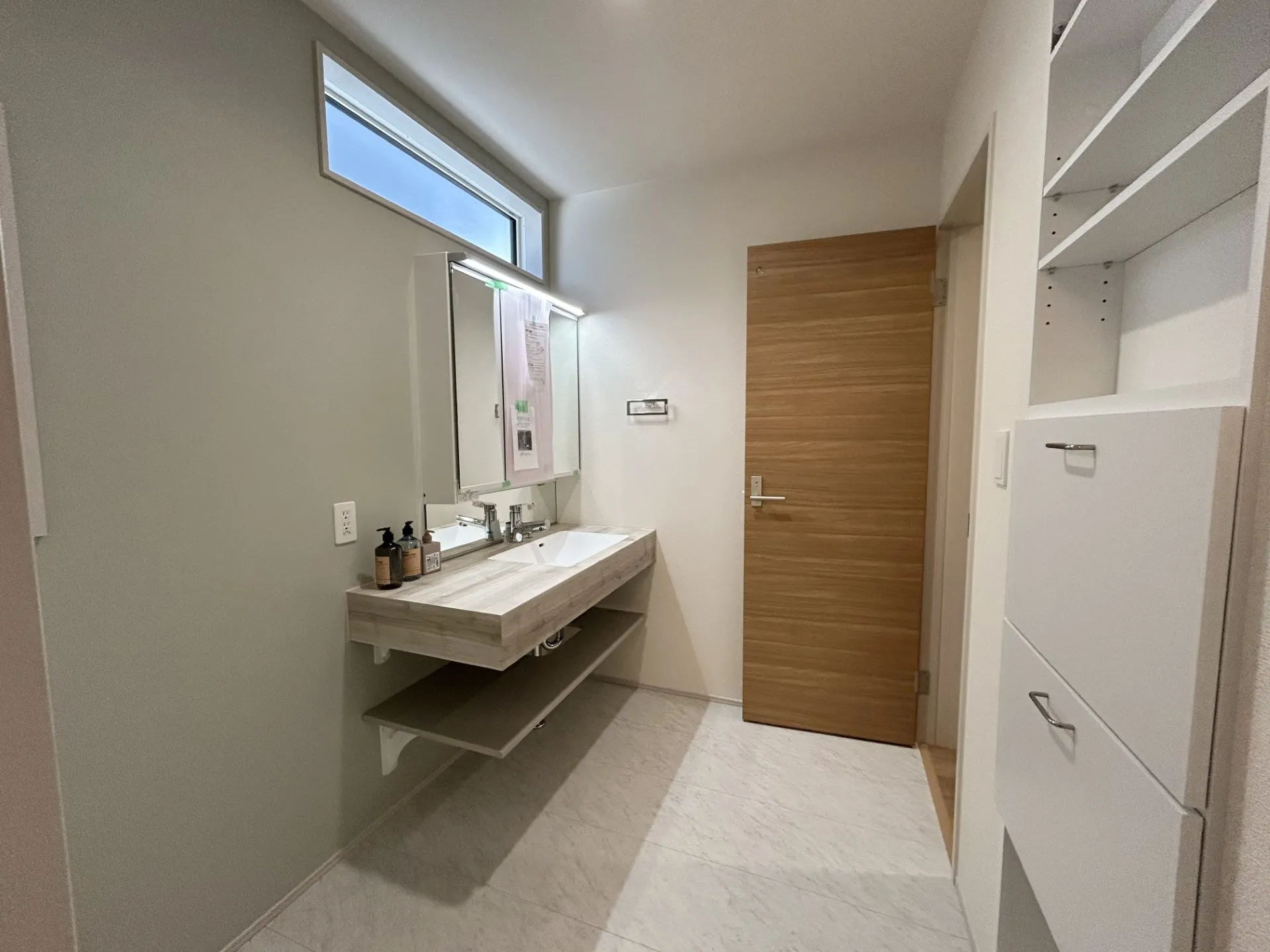 壁面のサニタリー収納はコンパクトな空間を機能的にします。【1号棟】