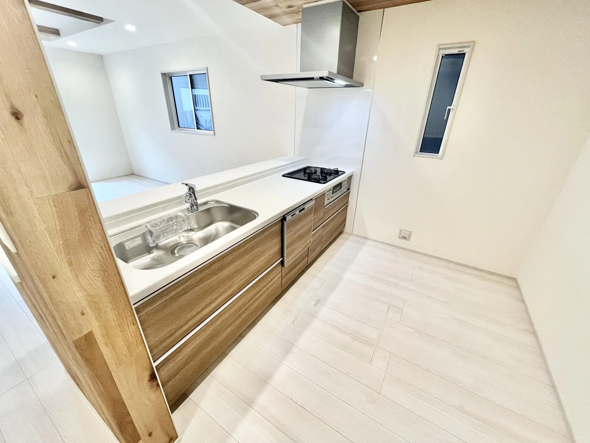 洗剤と電源を入れてスタートするだけ。まとめ洗いから乾燥までできる
食洗機は主婦の強い味方です。シンクは蛇口一体型浄水器、浄水・原水の切り替えがワンタッチ。
床下収納もあります【1号棟】