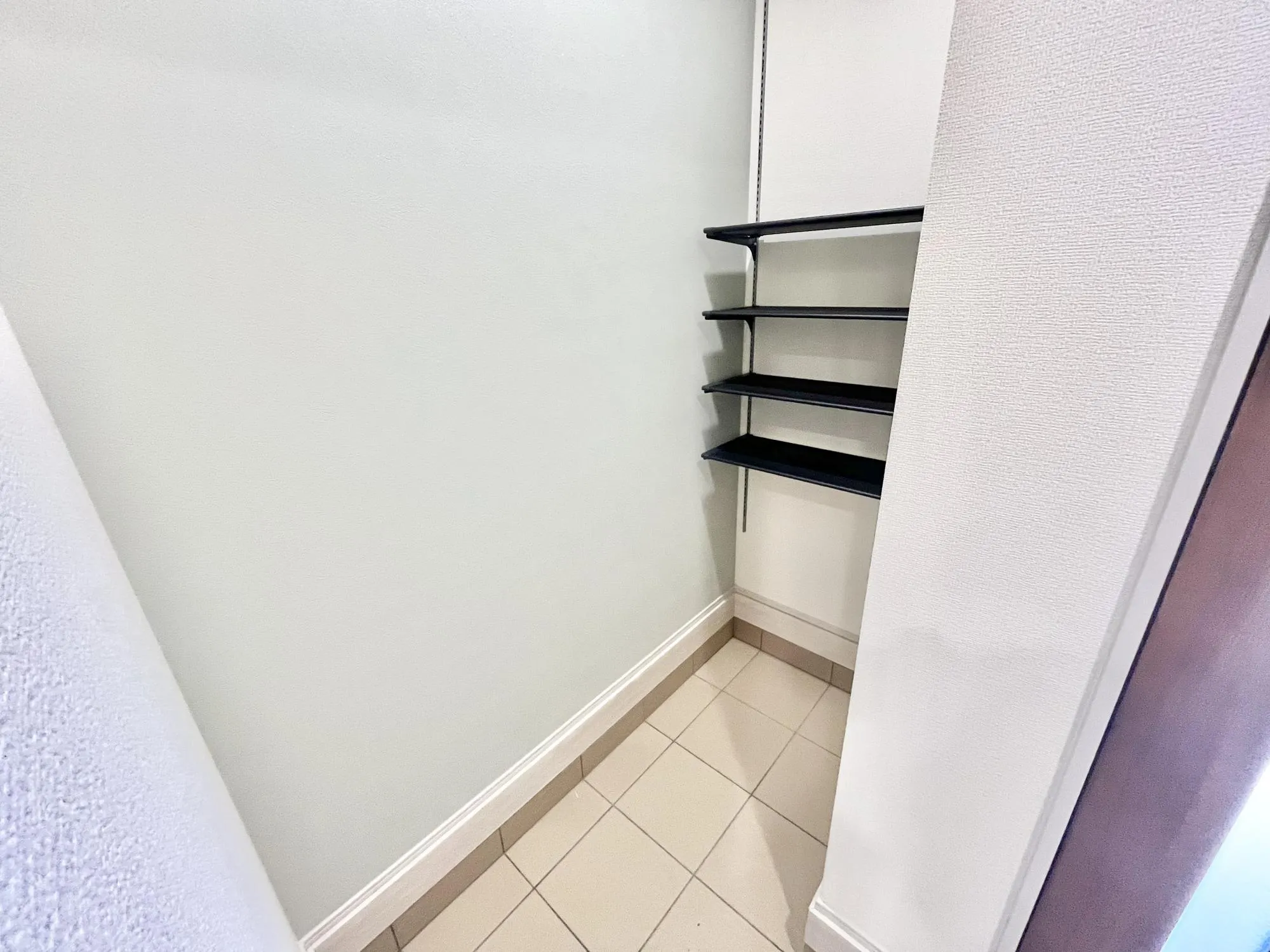 可動棚なので取り出しやすいように並べたり、高さに合わせたり。自分流の暮らしにフィットする土間収納です【2号棟】