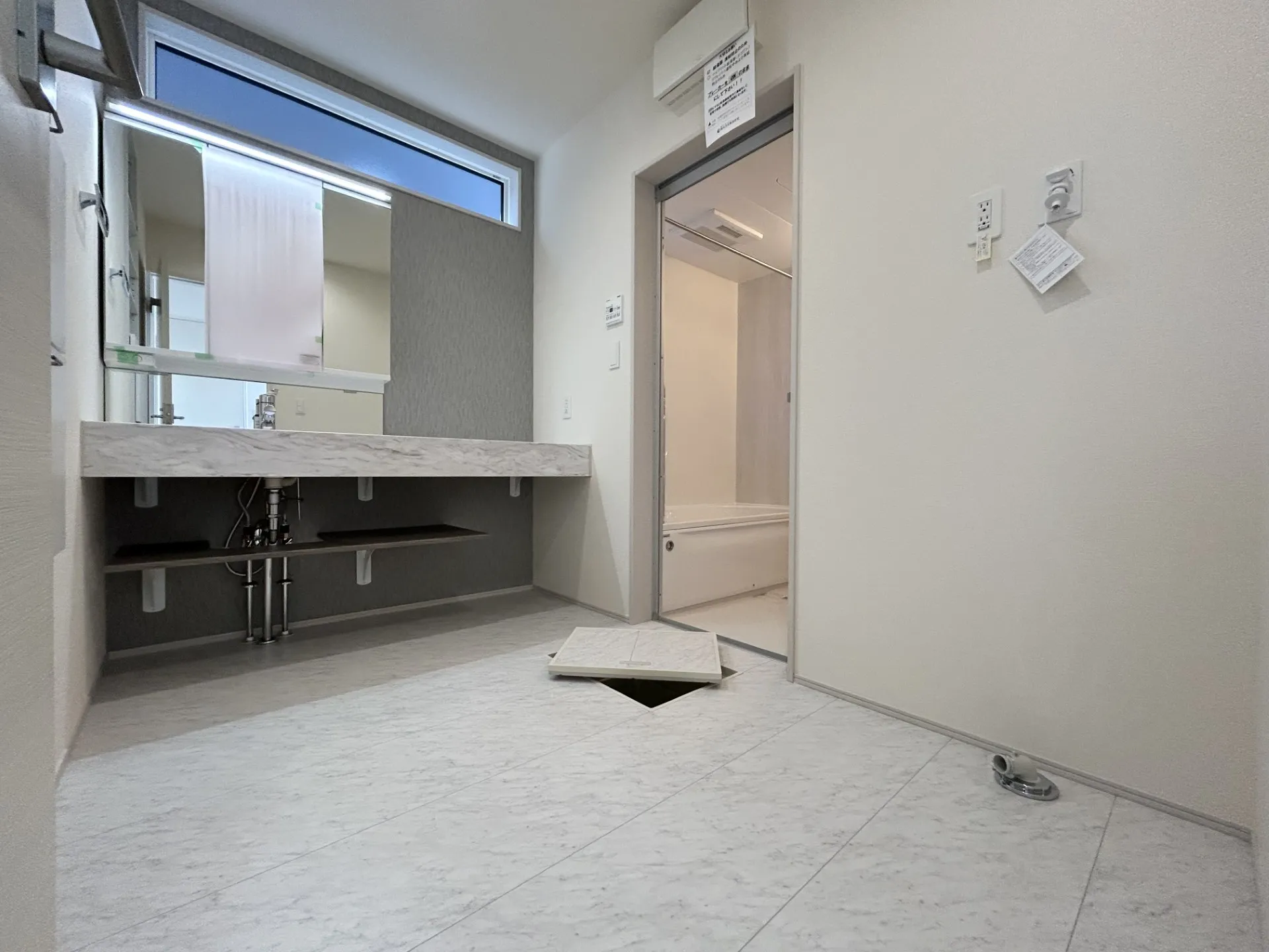 サニタリー収納と清潔感を保ちやすいフルフラットカウンターのオープンサニタリーで、コンパクトな空間も機能的にします【2号棟】