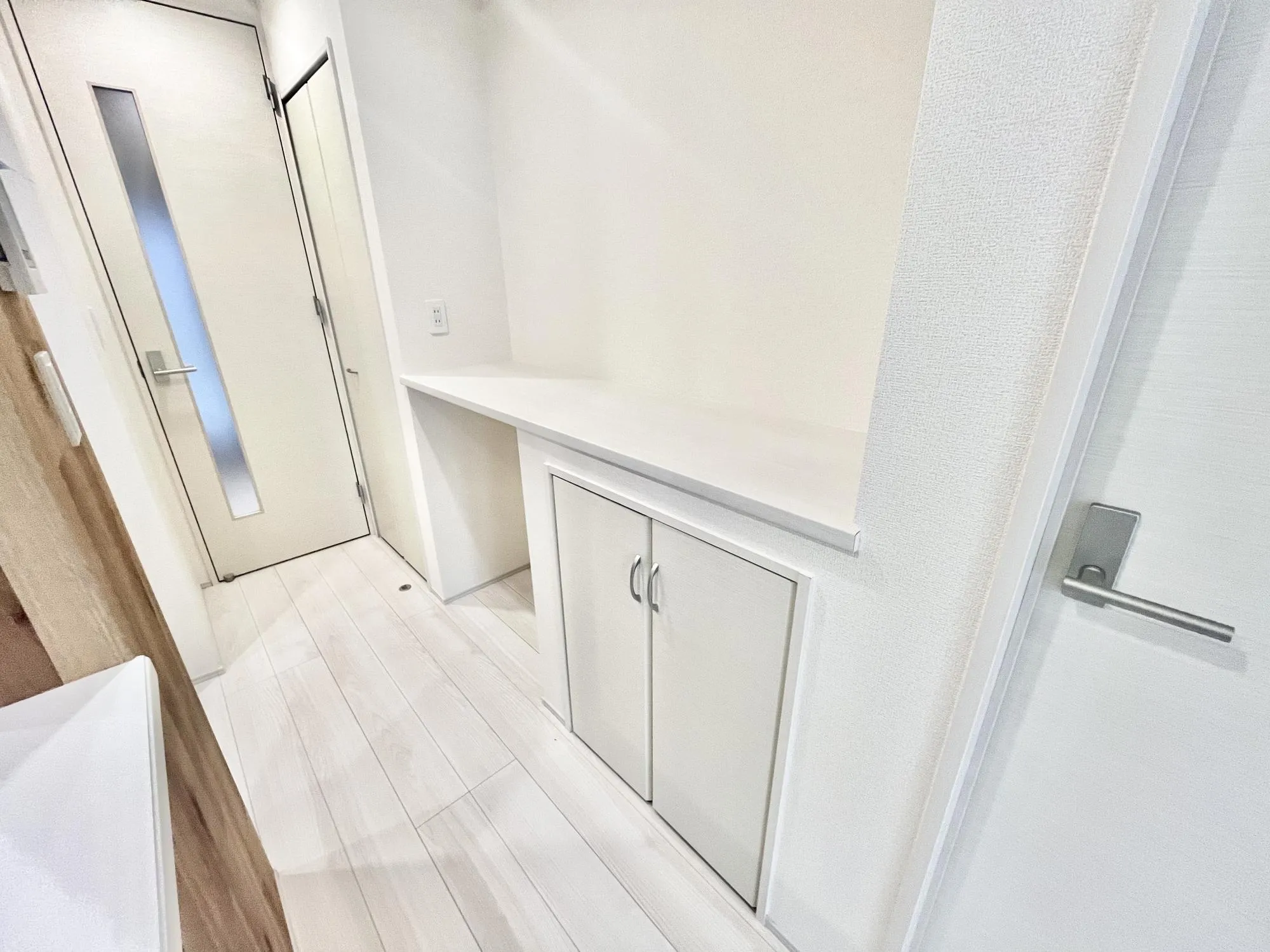 ノートPCやプリンター、シュレッターにプリントを置くのにちょうどいいカウンター+収納スペース。使い道はいろいろ【2号棟】