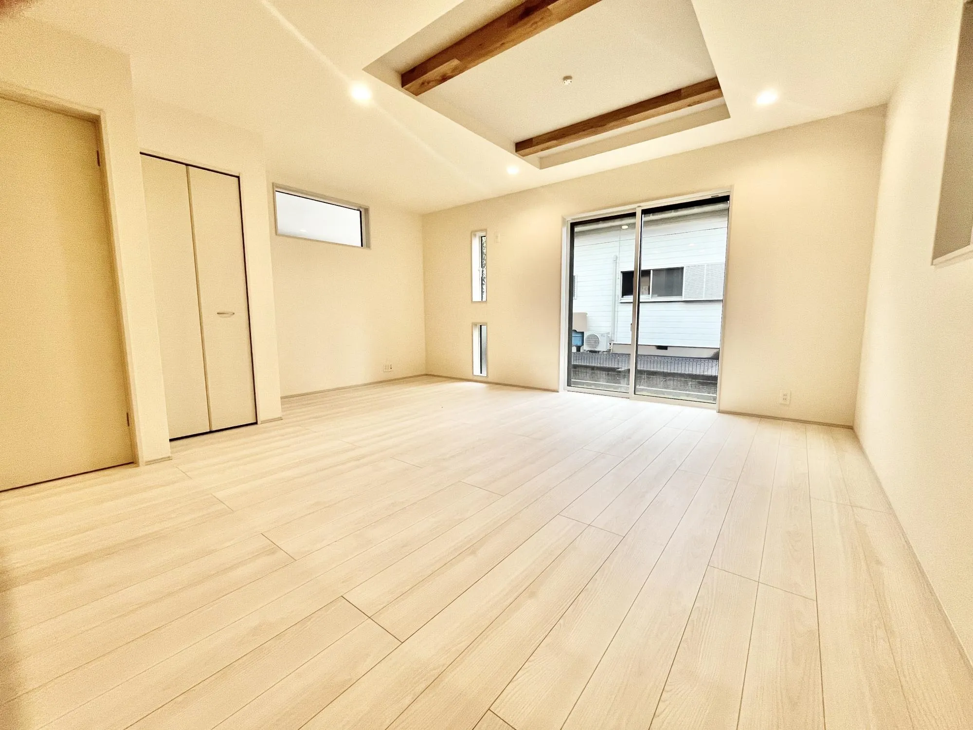 ホワイトカラーのリビング。お部屋を広く感じさせ、清潔感もプラス【2号棟】