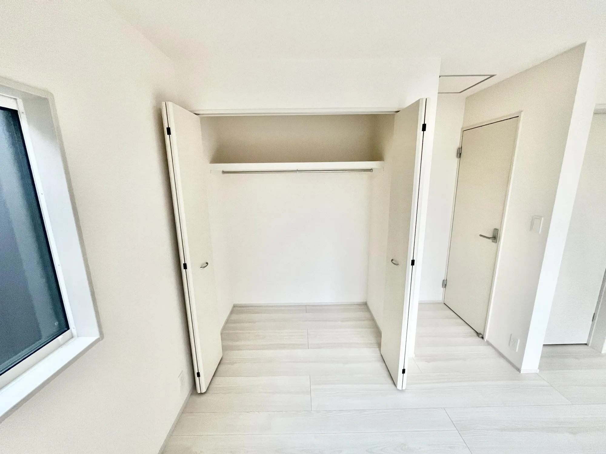 一面が見渡せるクローゼット。お洋服を見やすく、探しやすくしてくれるホワイトカラーのクローゼット【2号棟】