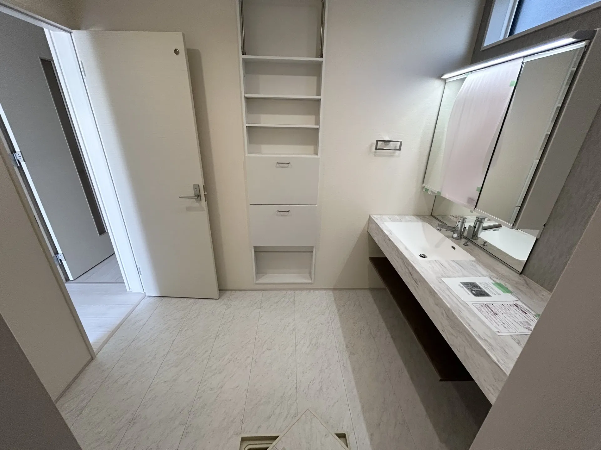 家族が並んで使えるゆとりある設計で、忙しい朝もスムーズに支度ができます。【2号棟】