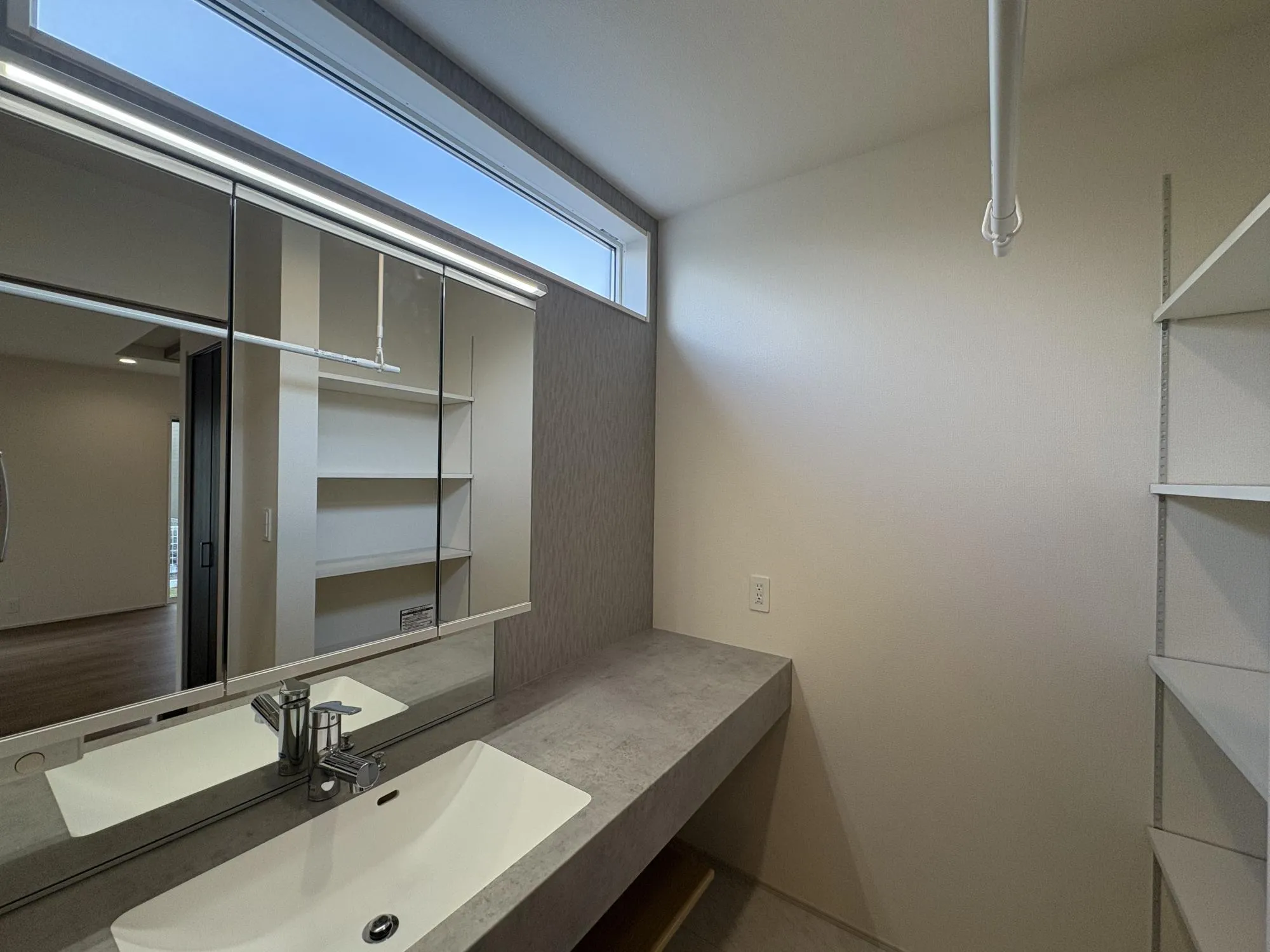 広い作業スペースと、可動式棚完備の洗面室