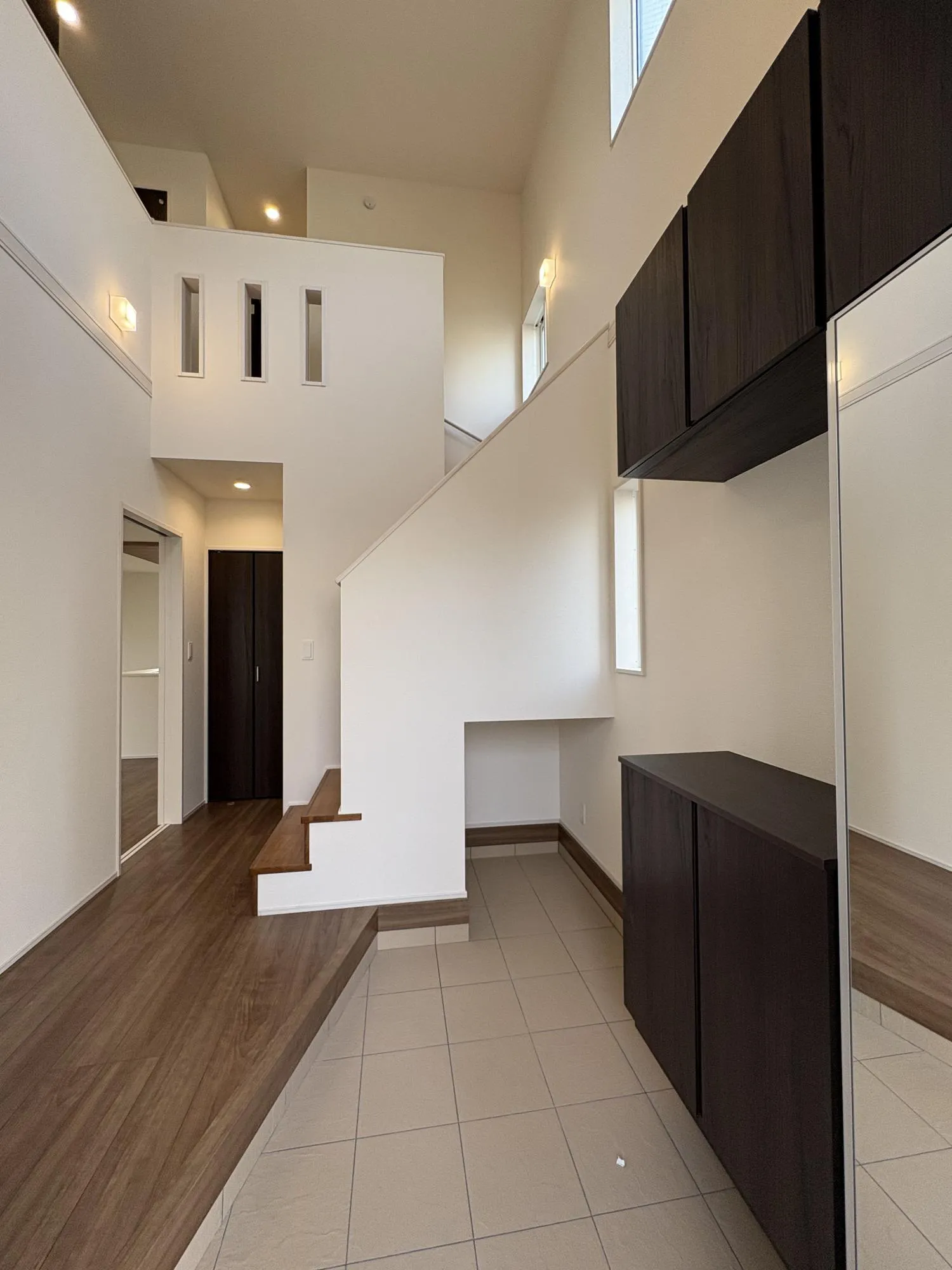 吹き抜けのある開放的な玄関スペース