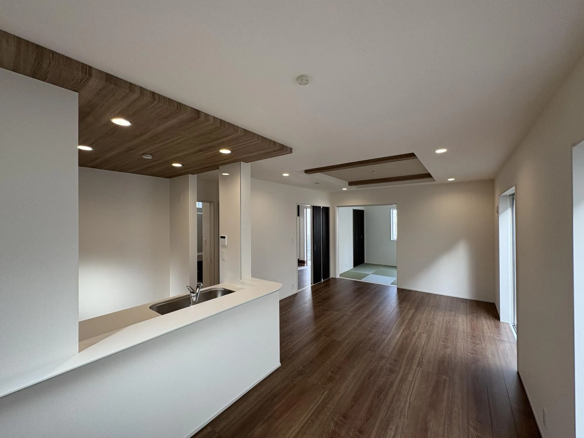 キッチンから見渡せるリビング