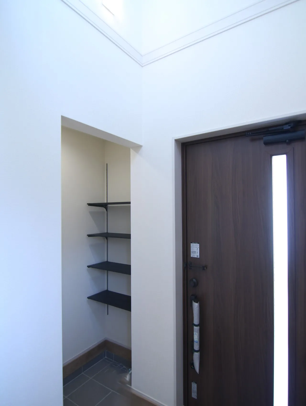 【1号棟】◎玄関収納にはアウトドア用品などの収納に便利です!◎