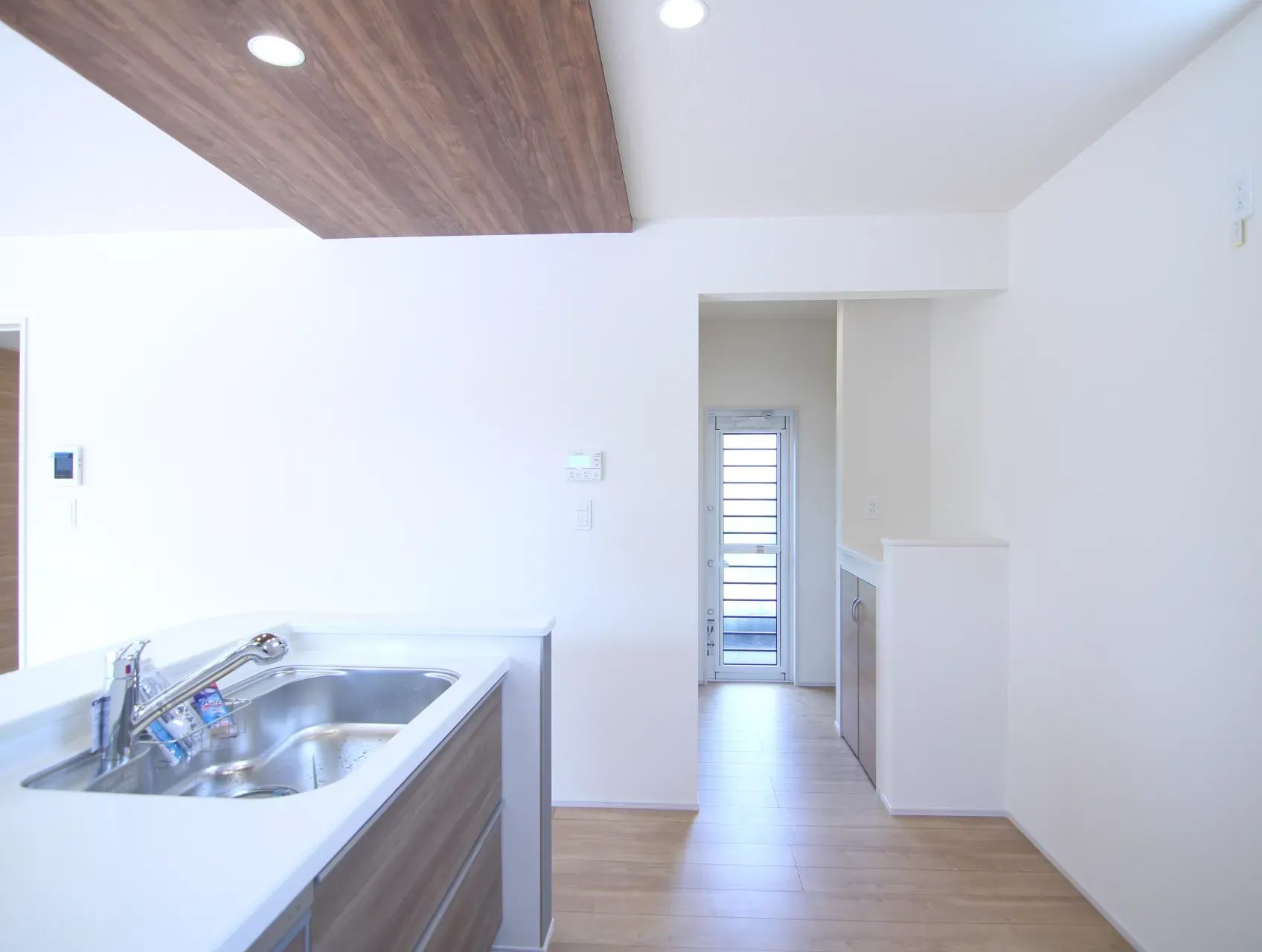 【1号棟】◎キッチン横には可動棚付のパントリーがあり便利です!◎