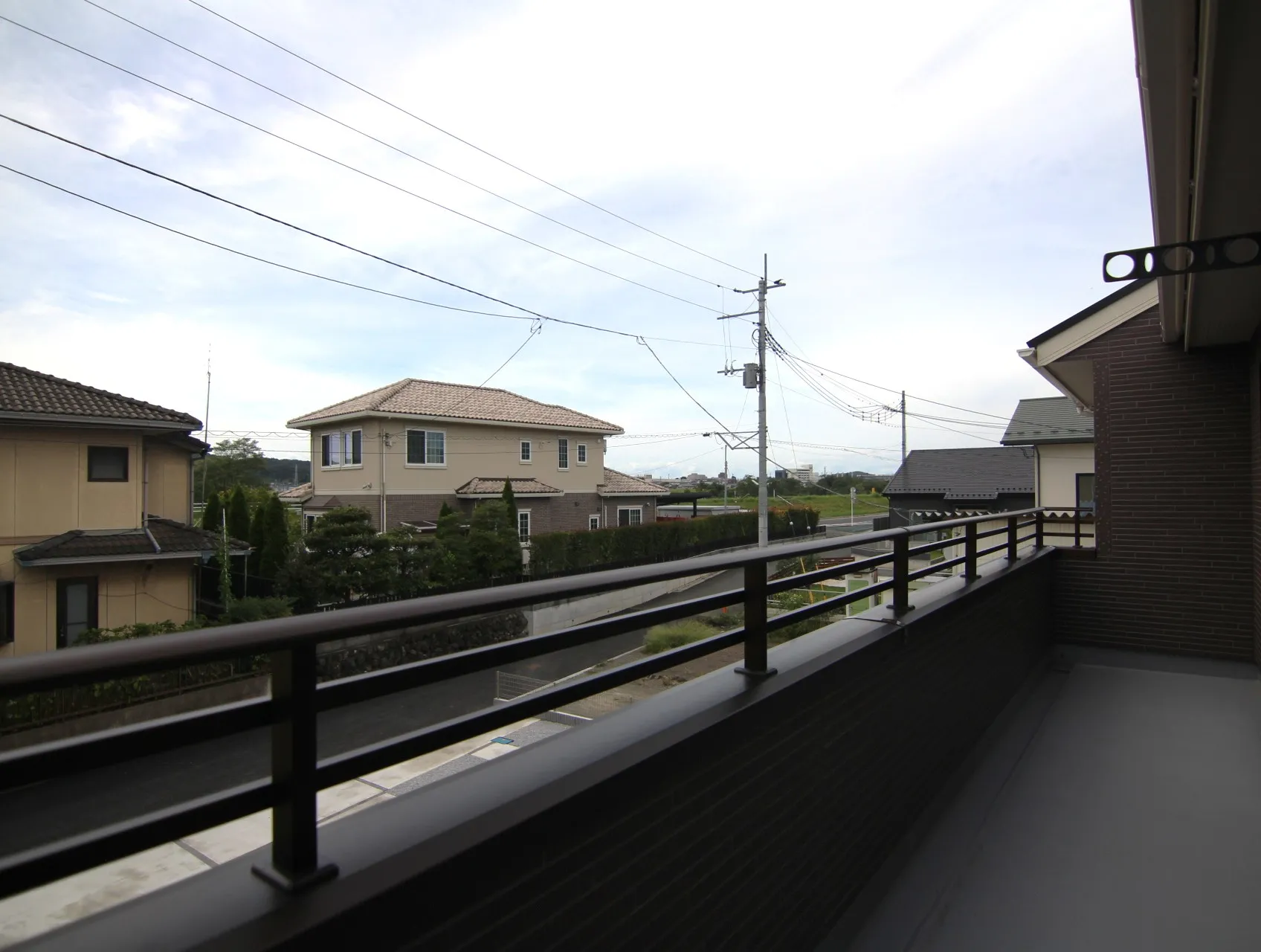 【1号棟】◎バルコニーには物干金物がすでに設置済です!◎