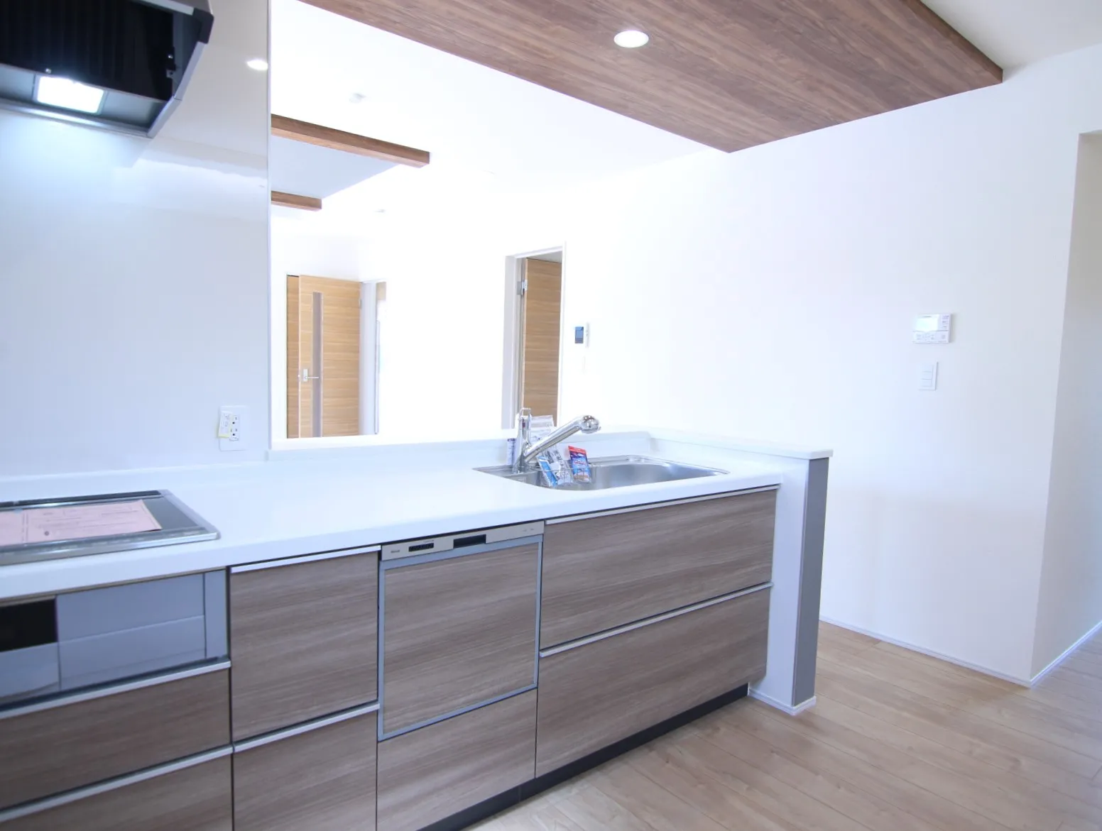 【1号棟】対面式キッチンならLDK全体が見渡せます!◎