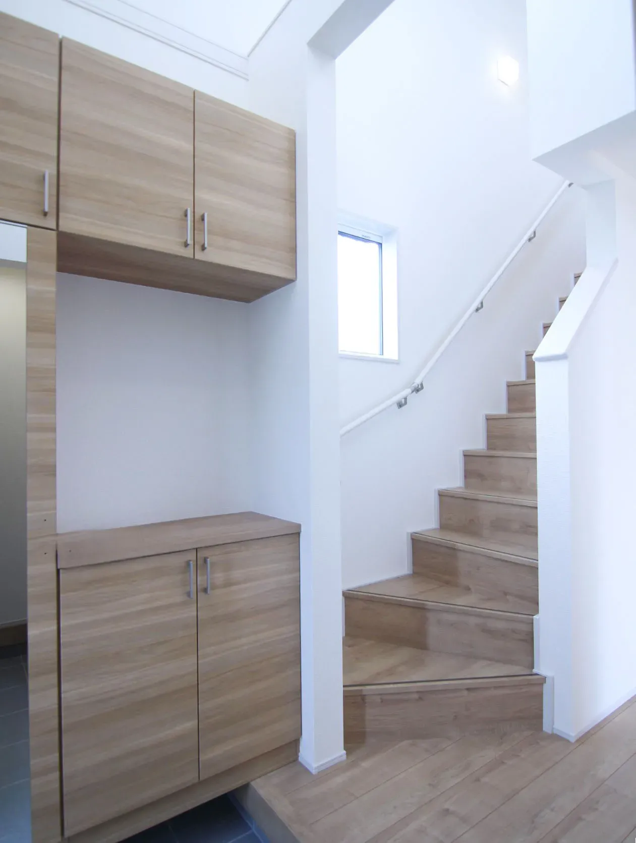 【1号棟】◎玄関は吹抜からの採光で明るく開放的です!◎