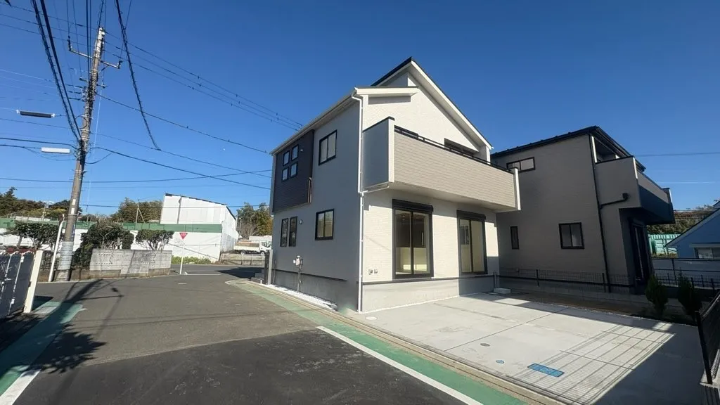 外観写真
1号棟は南側に2台、北側に1台　合計3台駐車スペースがございます!